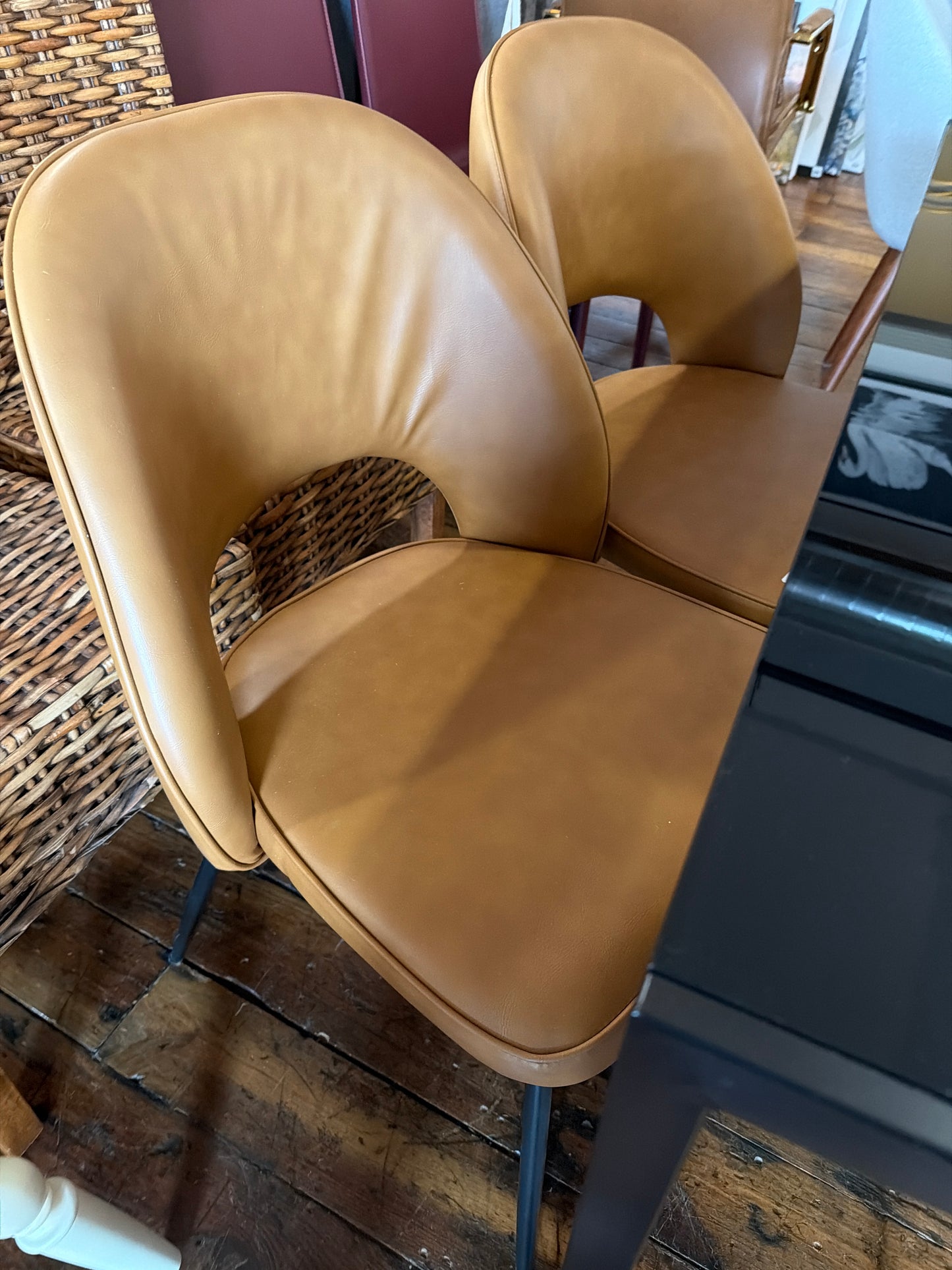 2 tan vegan leather chairs w/ black metal legs 🤎