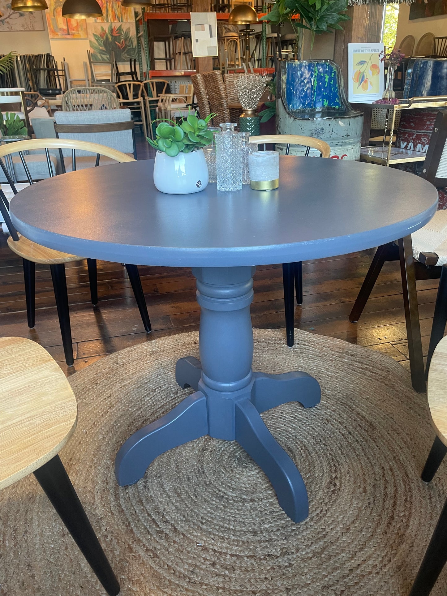 Round 36” solid wood pedestal dining table🌻