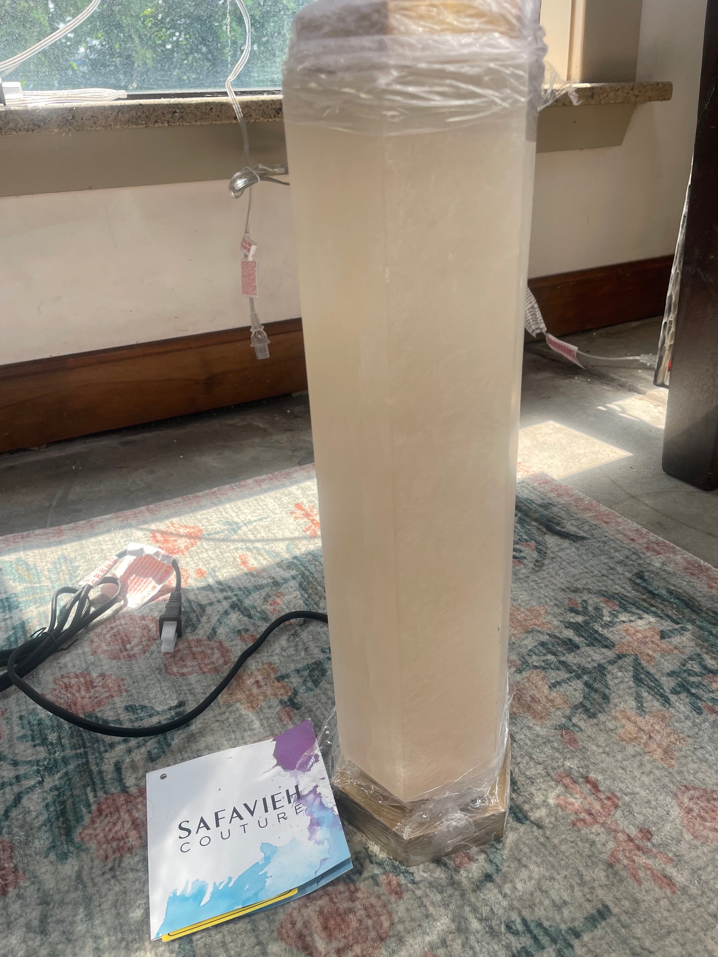 2 alabaster lamps w/ gold base 💡