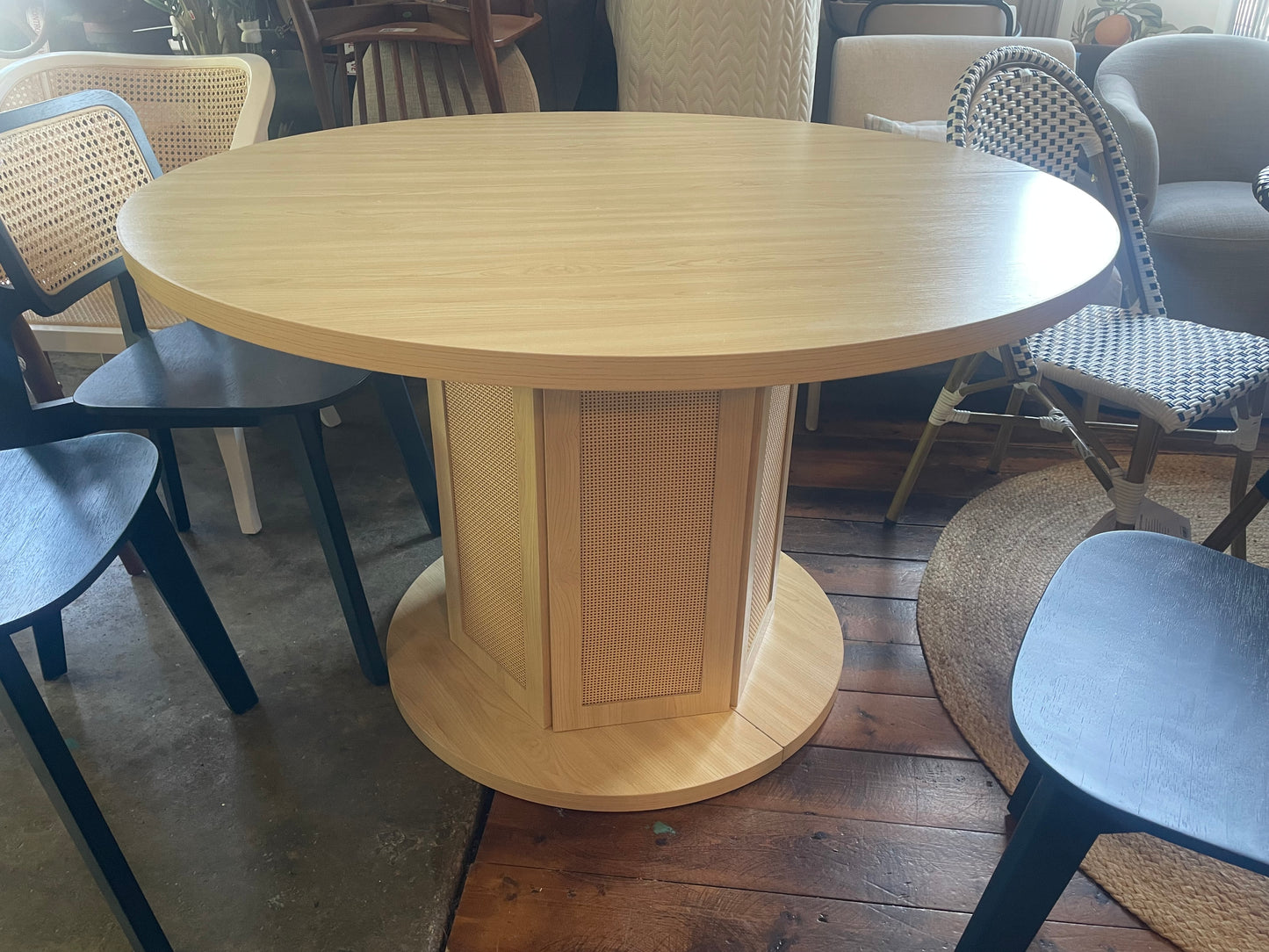 Round light wood pedestal table 🪴
