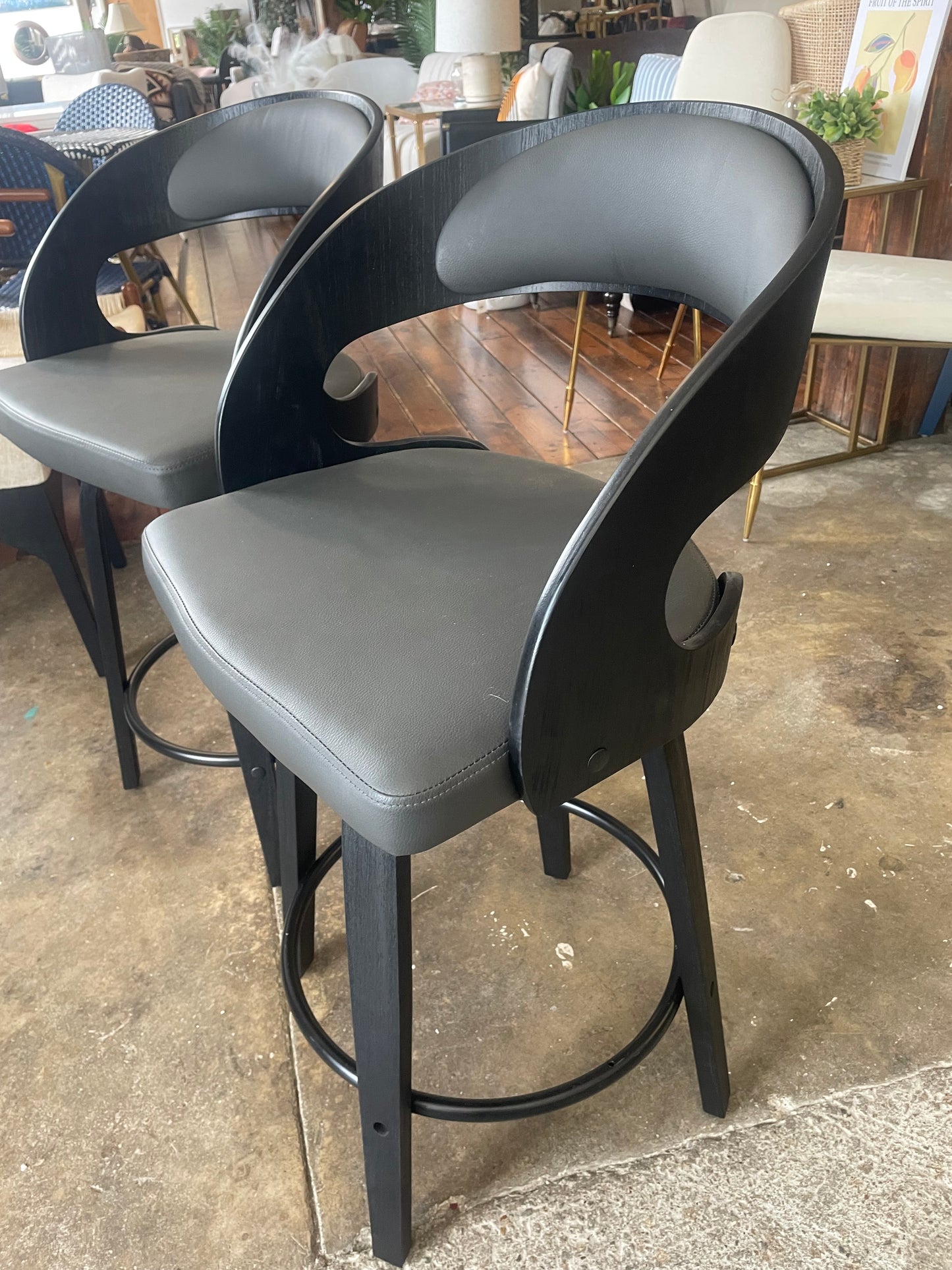 2 black & grey vegan leather swivel counterheight barstools🥂