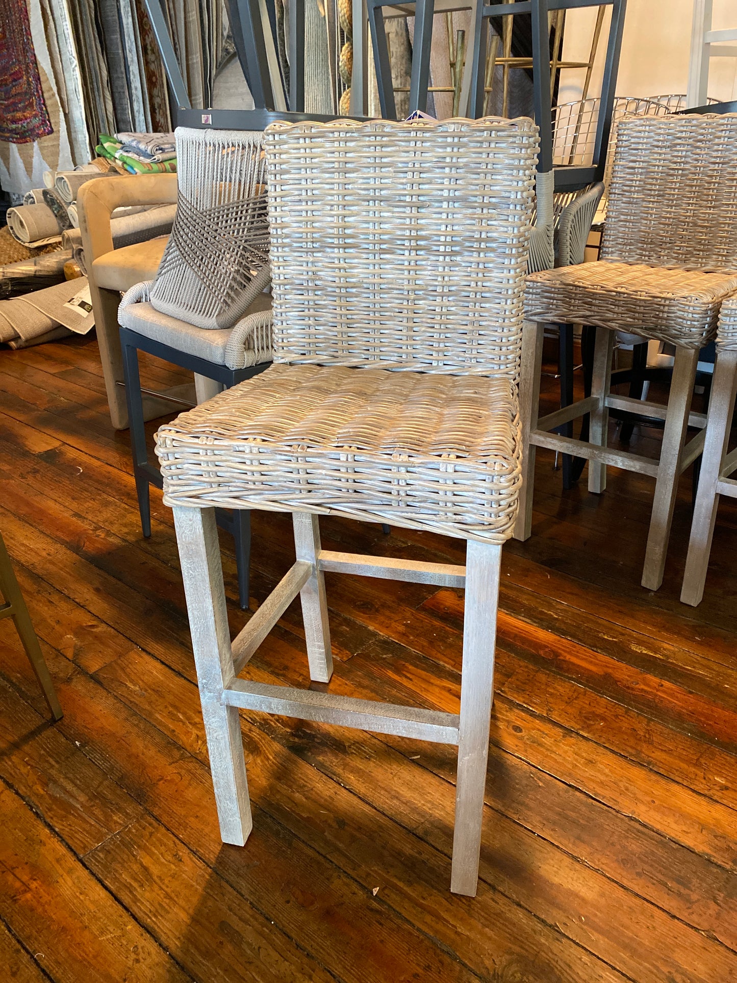 Coastal light grey wicker barheight barstool 🍷