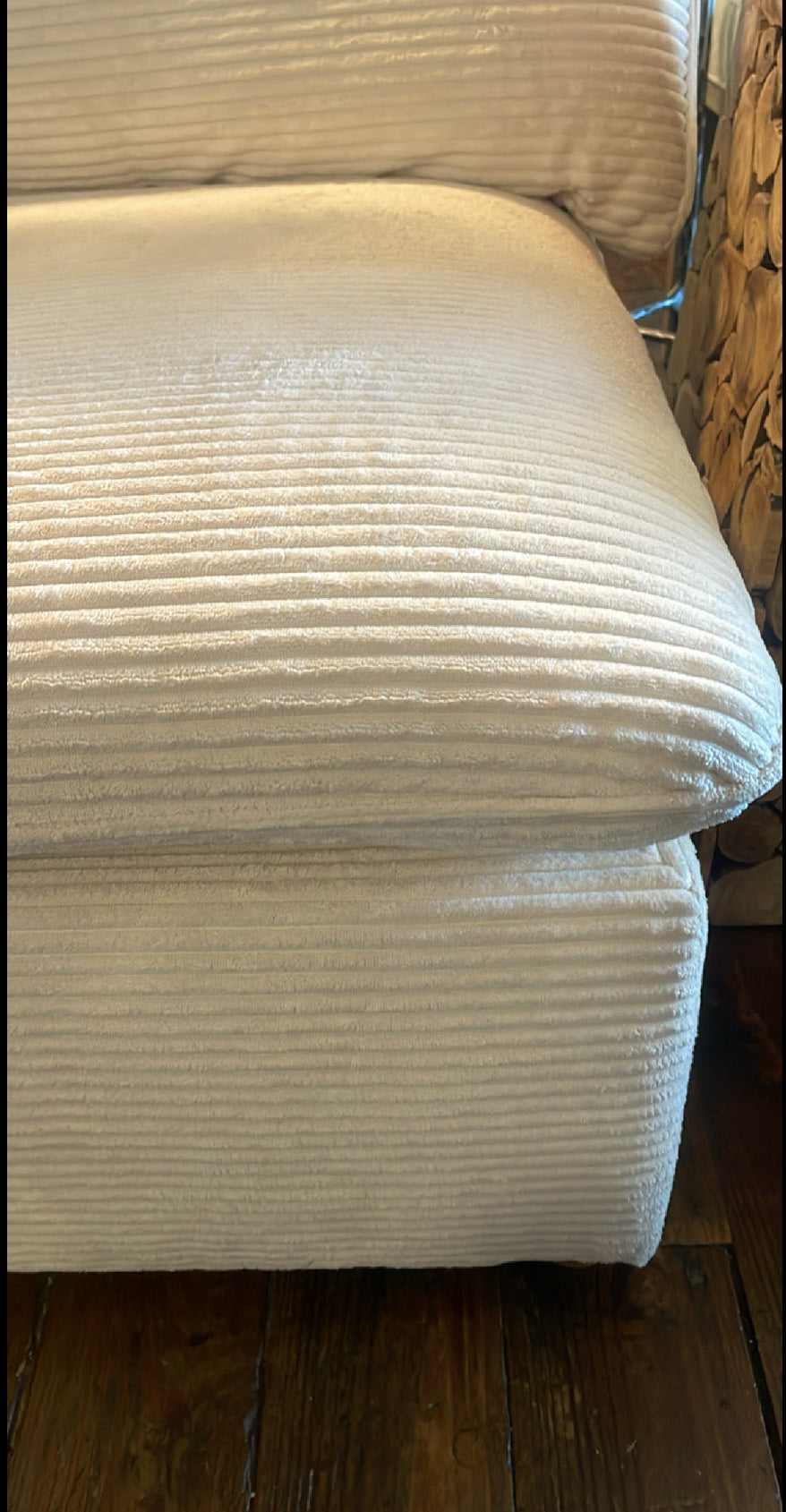 White corduroy corner chair w/ two cushions☕