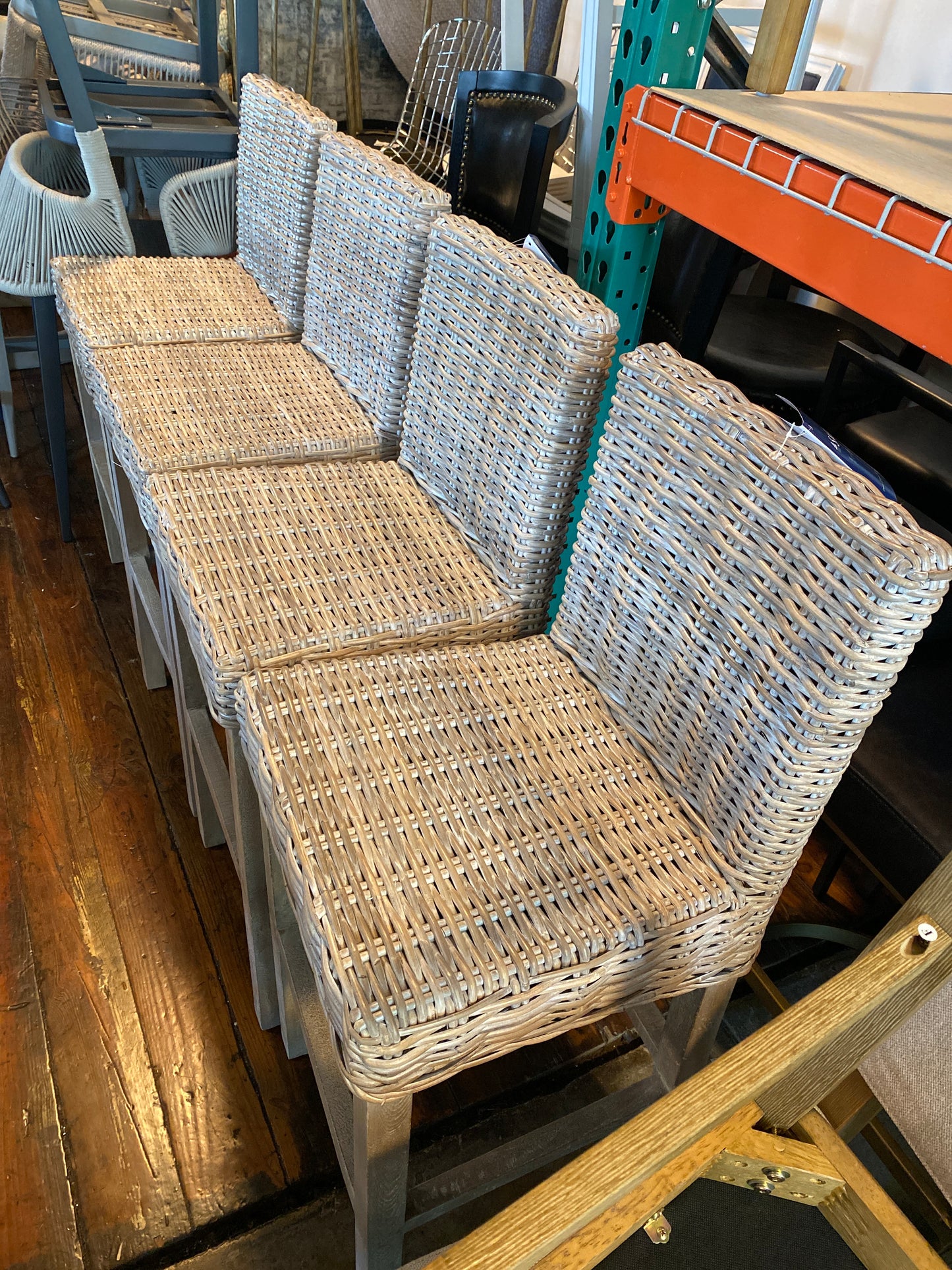 Coastal light grey wicker barheight barstool 🍷