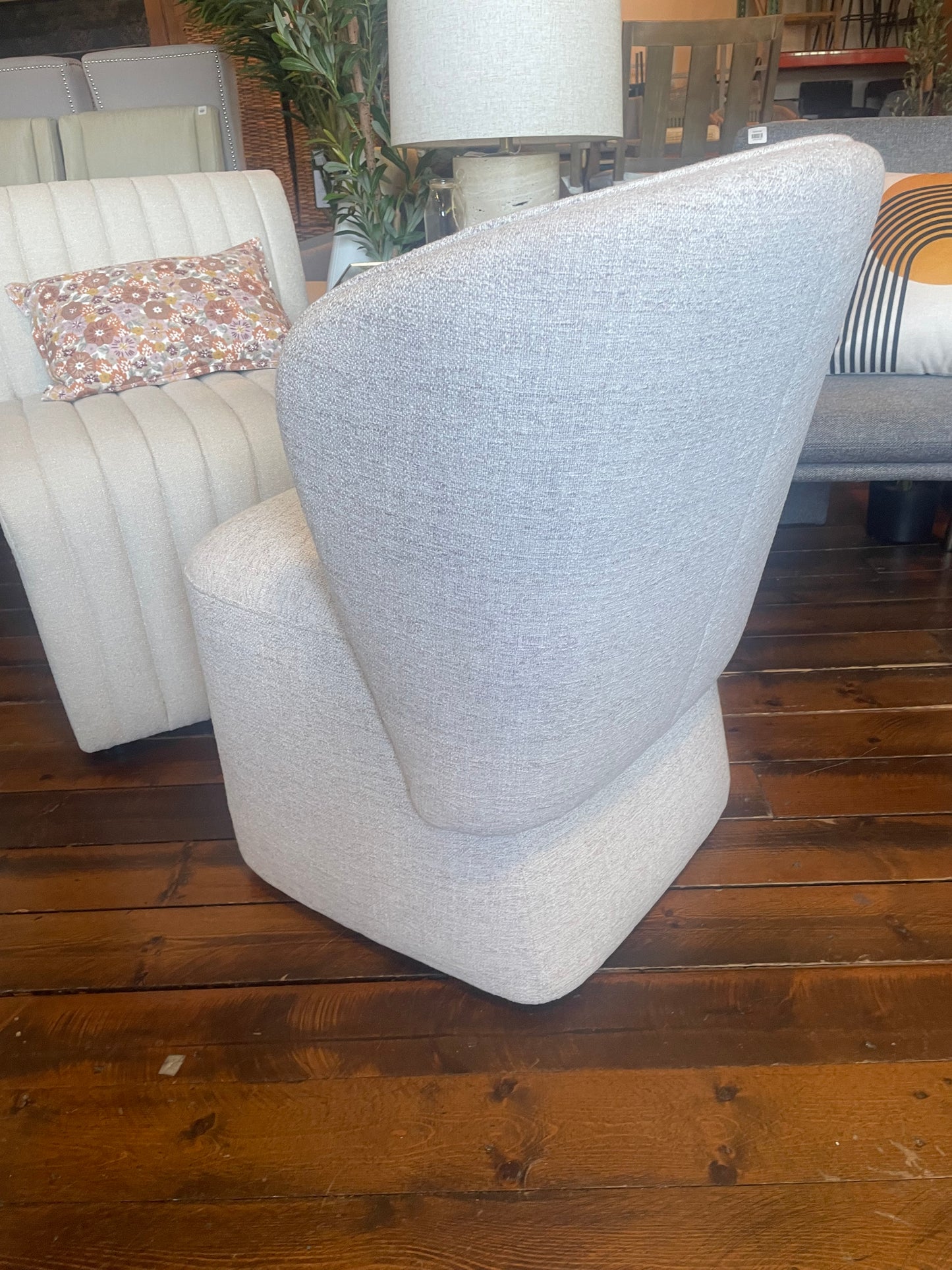 Modern upholstered wheat chair w/ casters 🥂