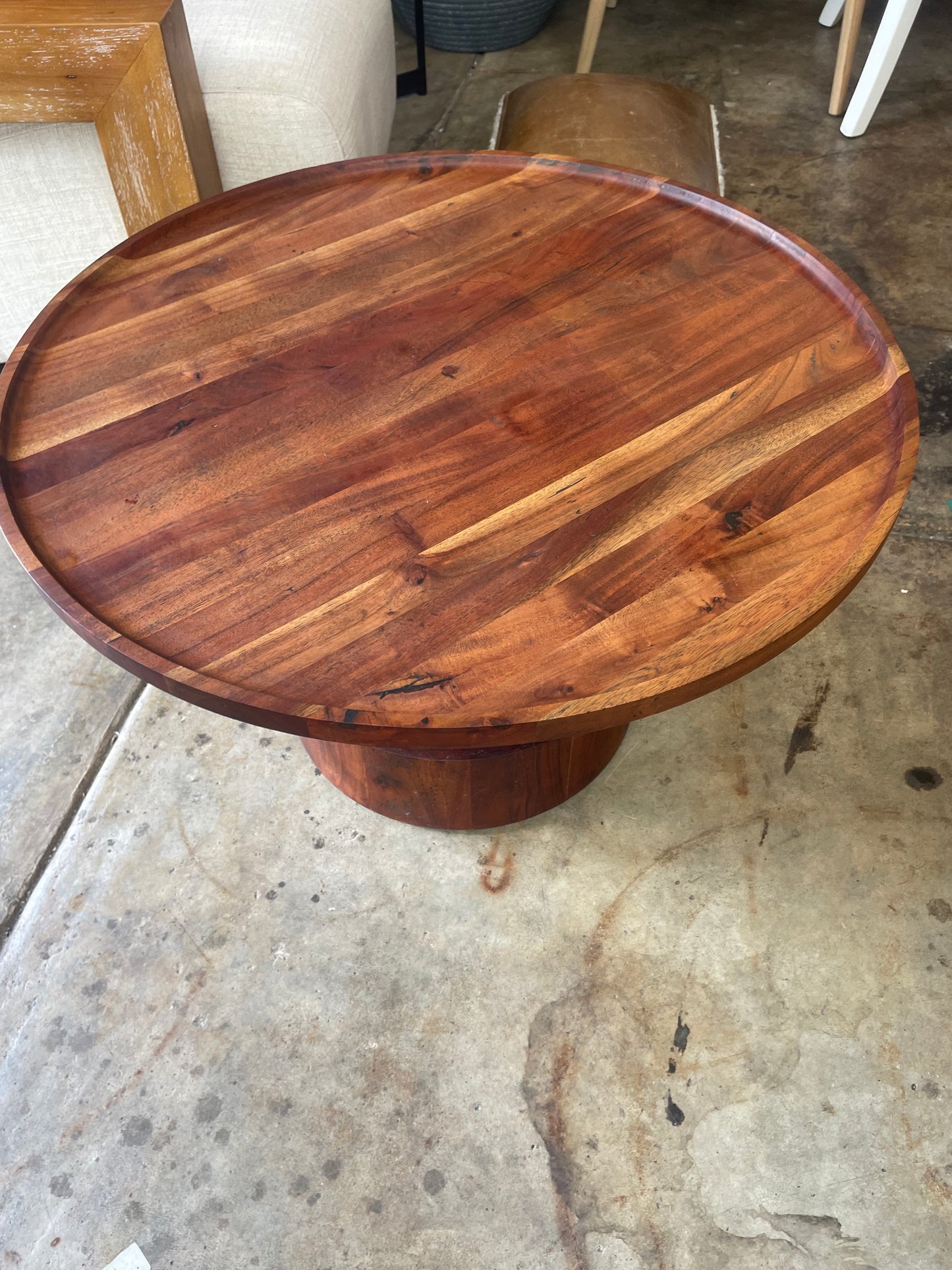 Gorgeous brown wood 26” pedestal coffee table ☕️