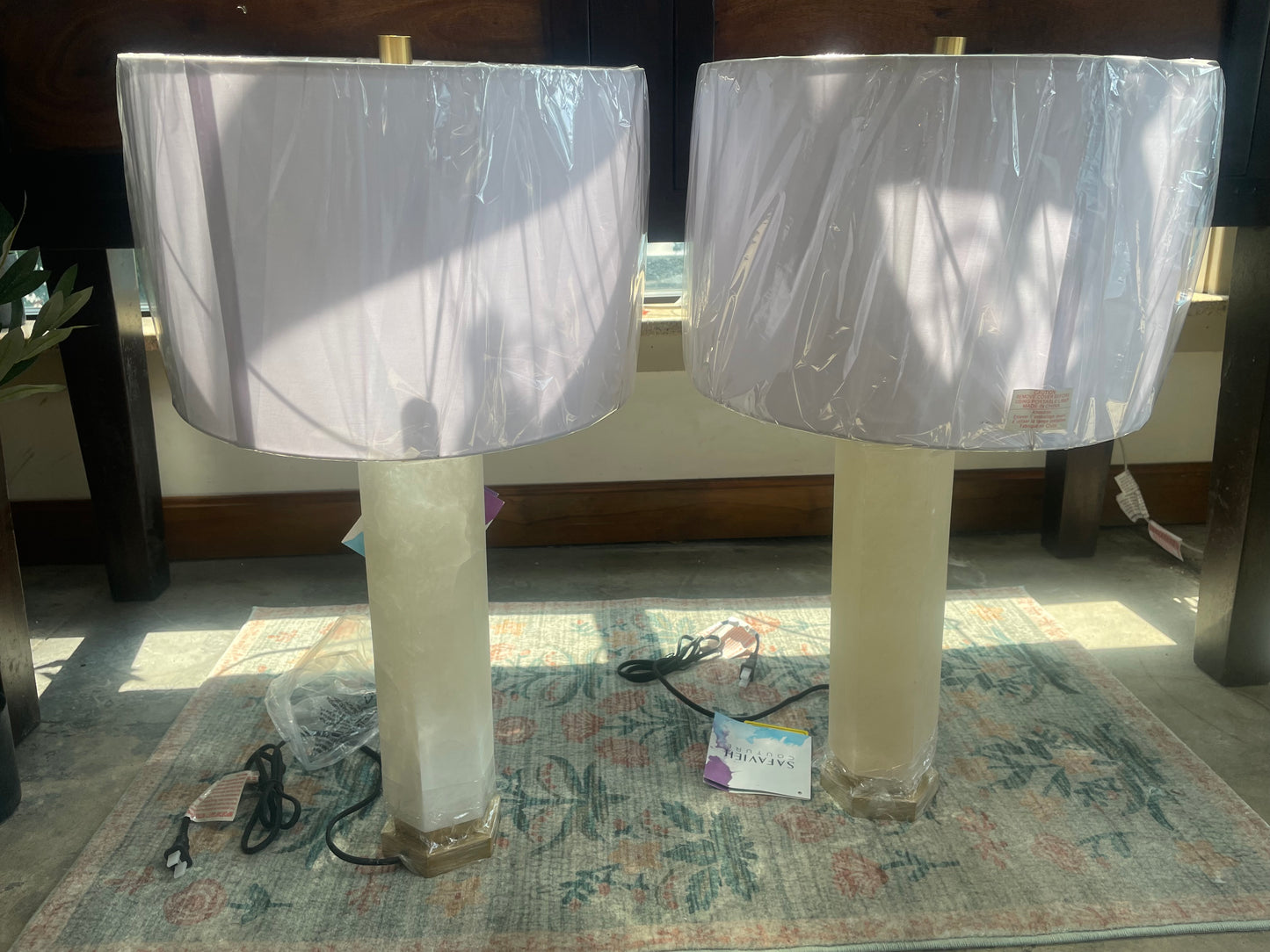 2 alabaster lamps w/ gold base 💡