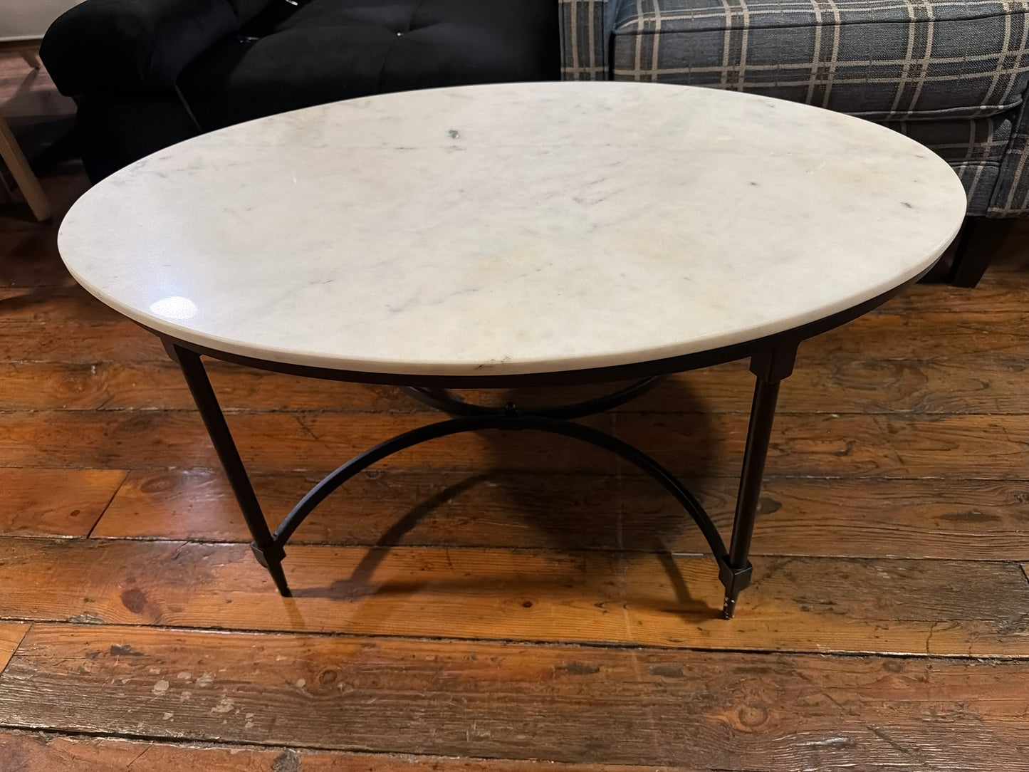 White marble oval coffee table w/ black iron legs🍷