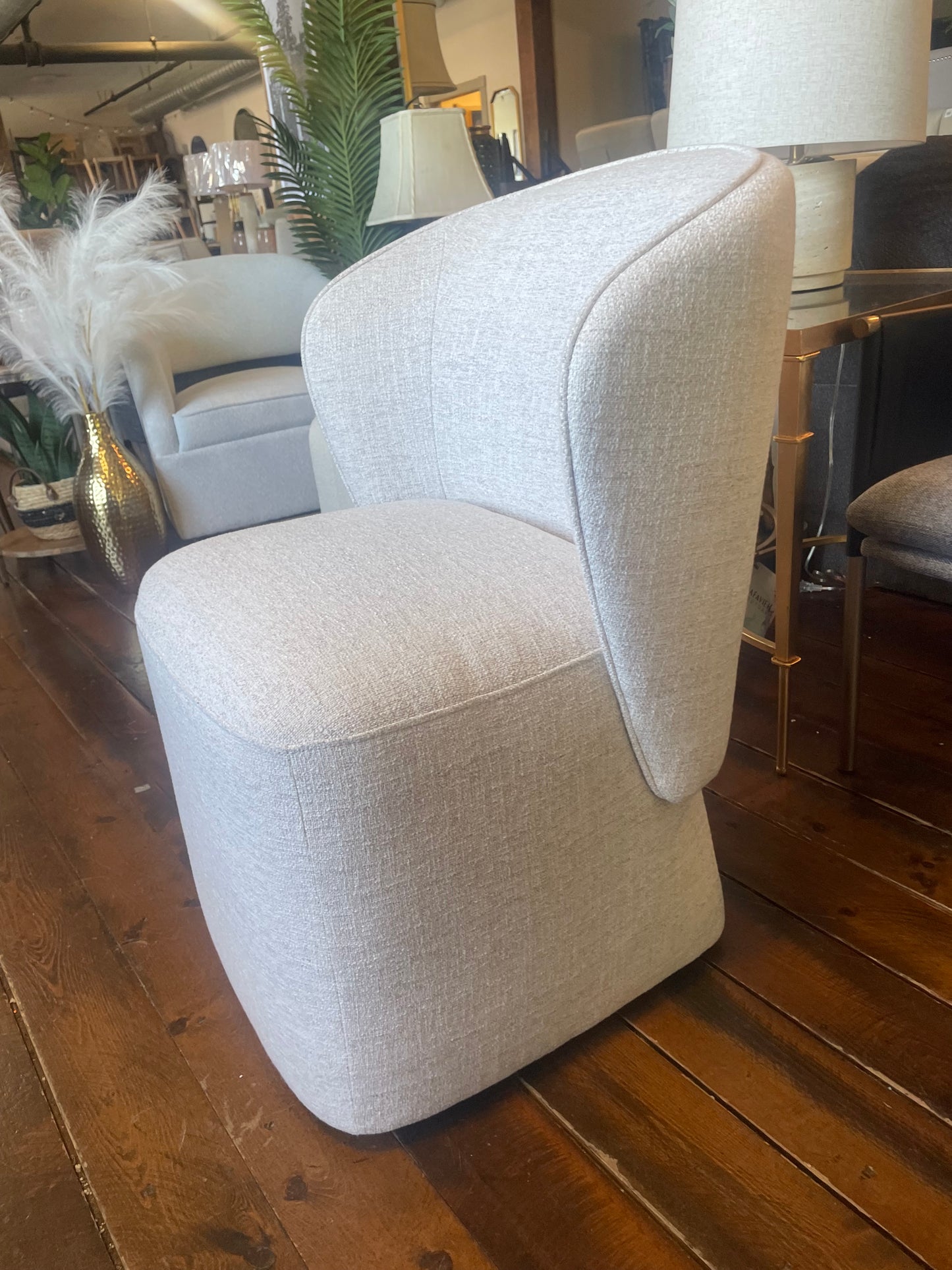 Modern upholstered wheat chair w/ casters 🥂