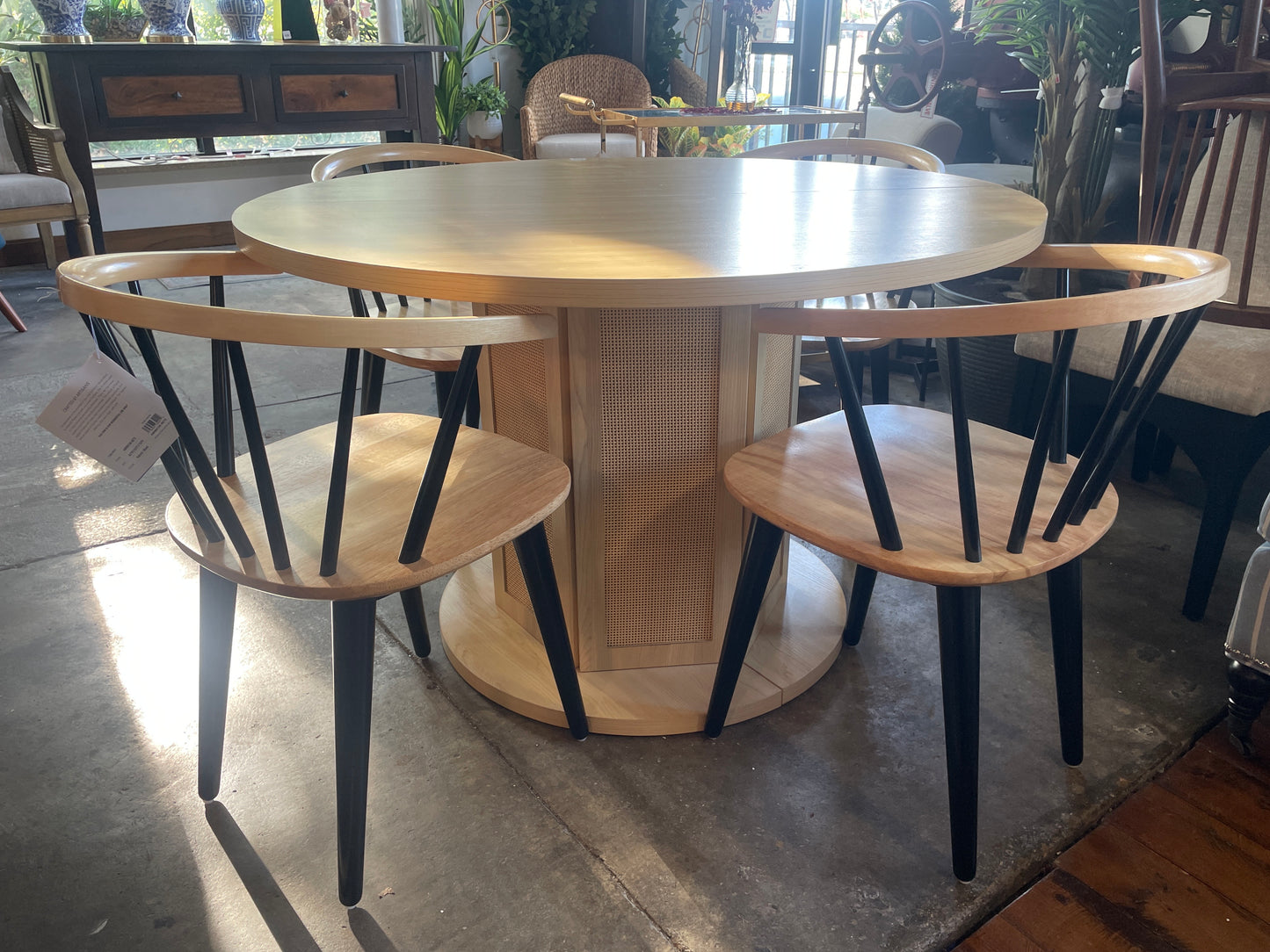 Black & natural wood spindle dining chair 🖤