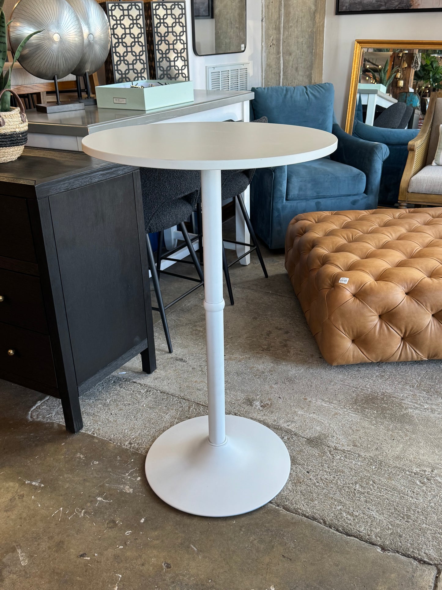 White pedestal table 🤍