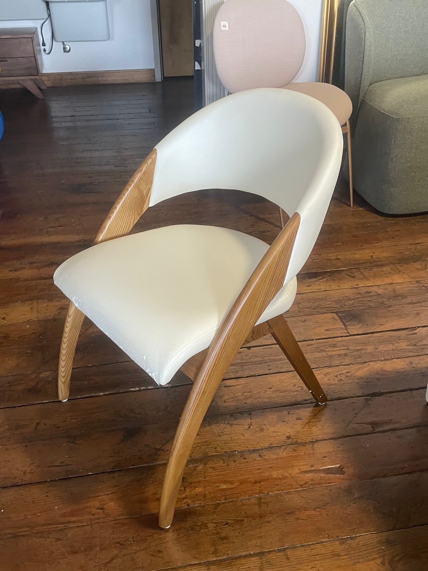 MCM faux cream leather & walnut arm chair 🍵
