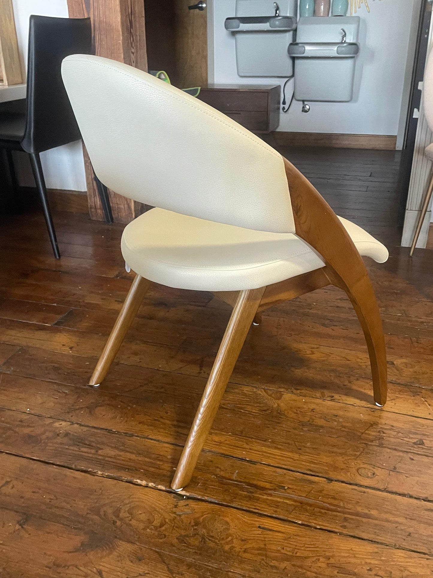 MCM faux cream leather & walnut arm chair 🍵