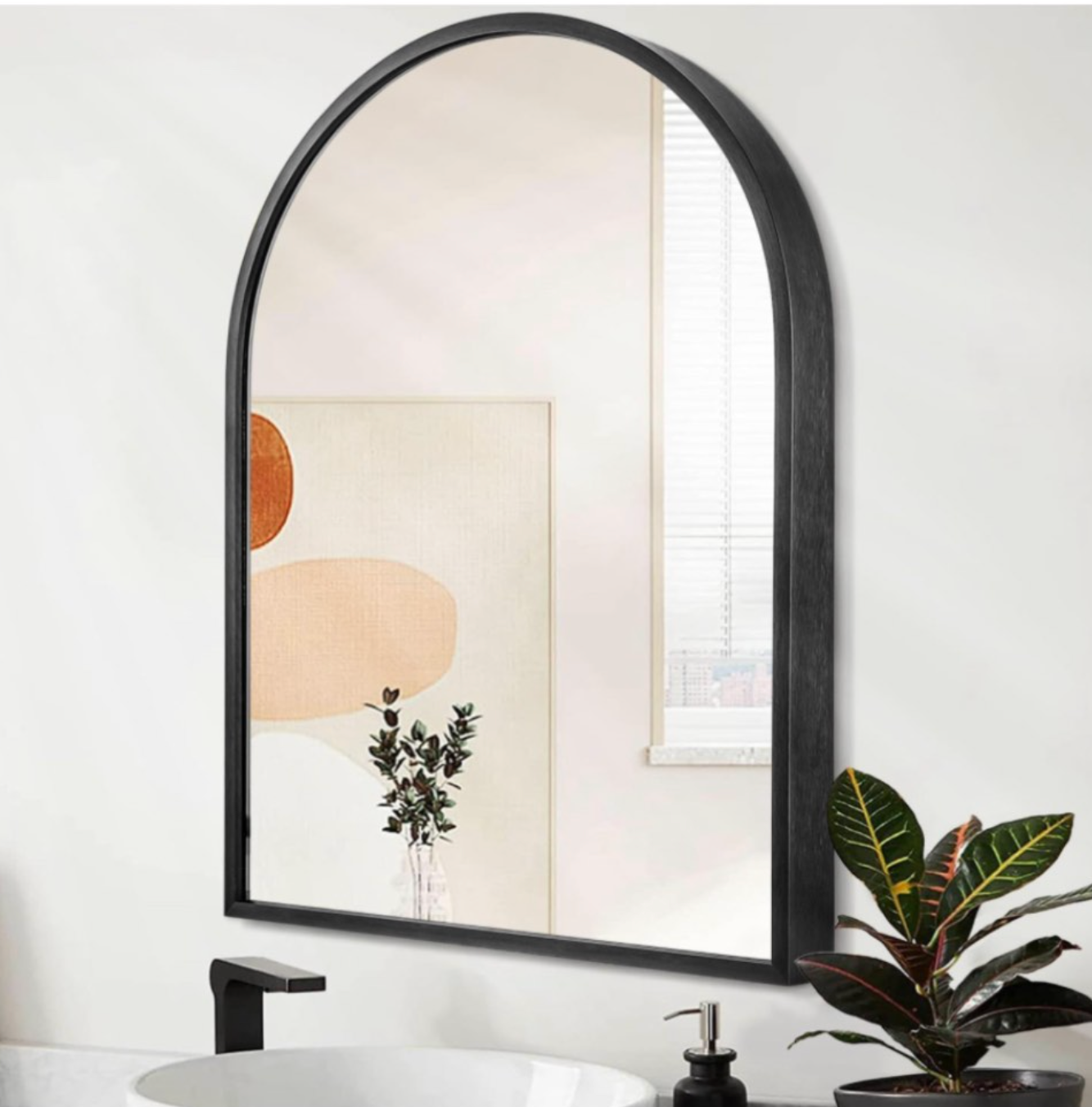 Arched black-framed mirror 🖤