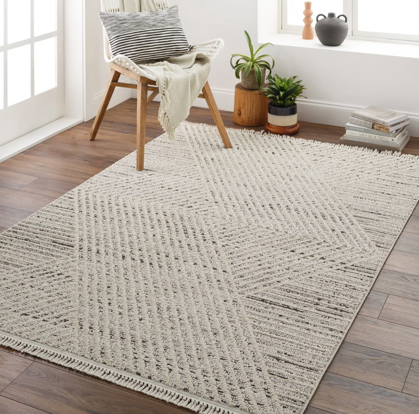 8x10 taupe & black diamond rug w/ tassels ♦