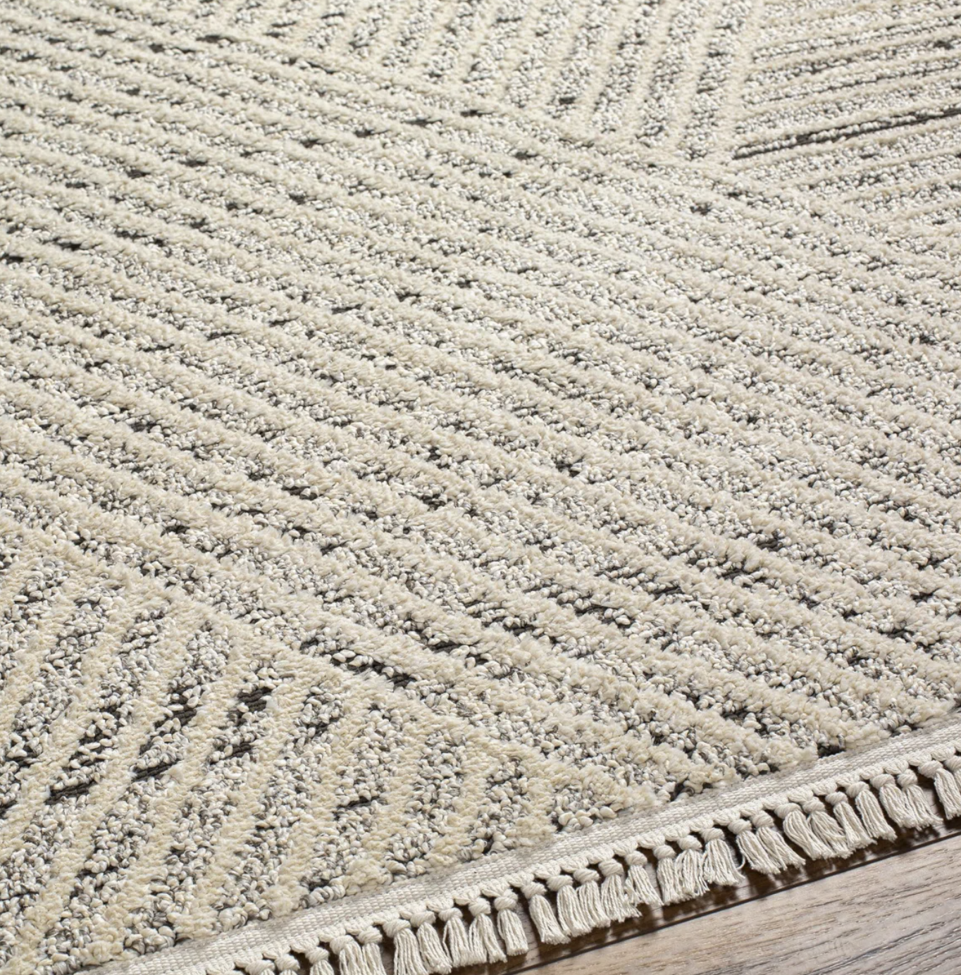 8x10 taupe & black diamond rug w/ tassels ♦