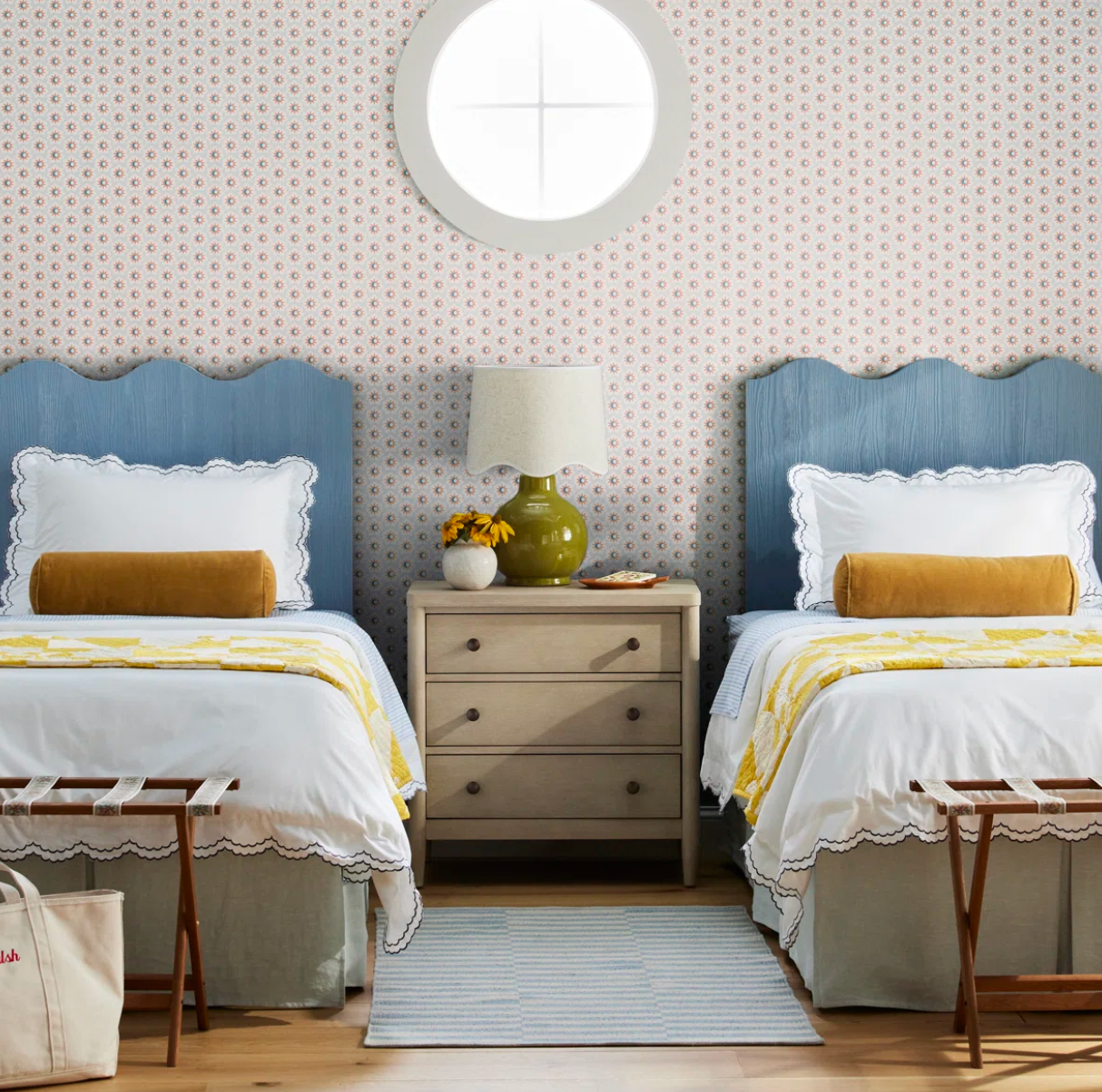 Beige 3-drawer modern nightstand ☕
