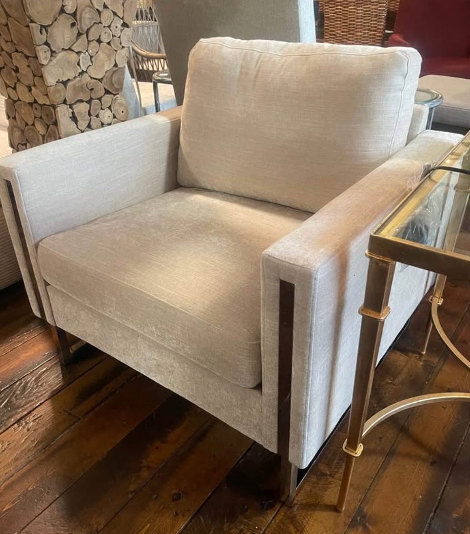 Soft ivory armchair w/ chrome legs 🌷