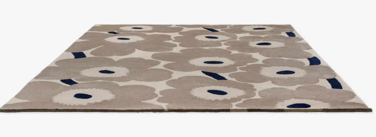 5'7" x 7'10" beige & black flower wool rug 🖤