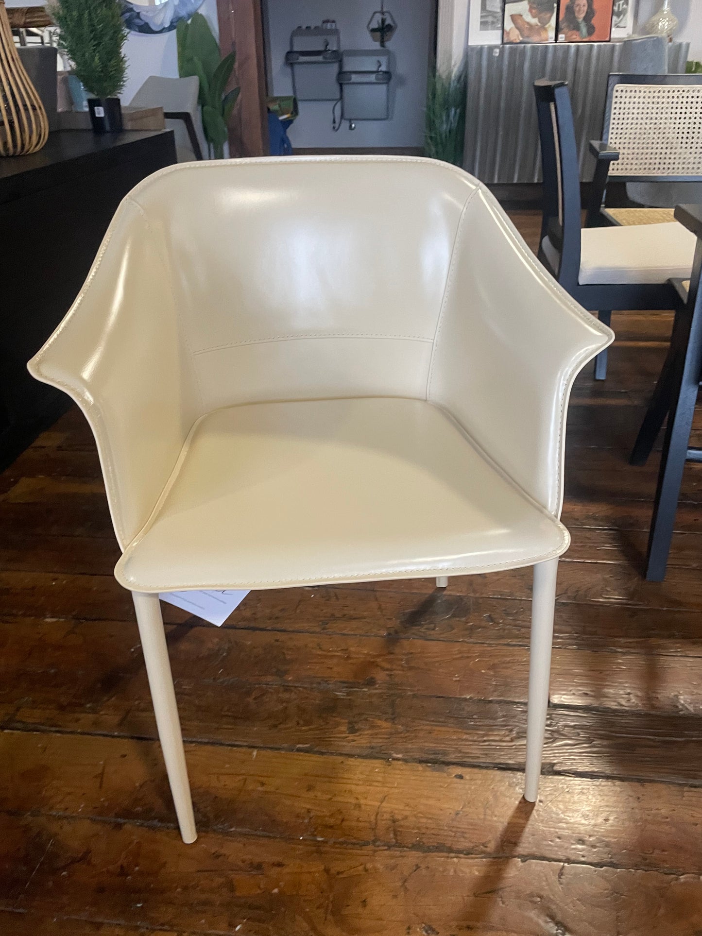 Recycled white leather armchair 🤍