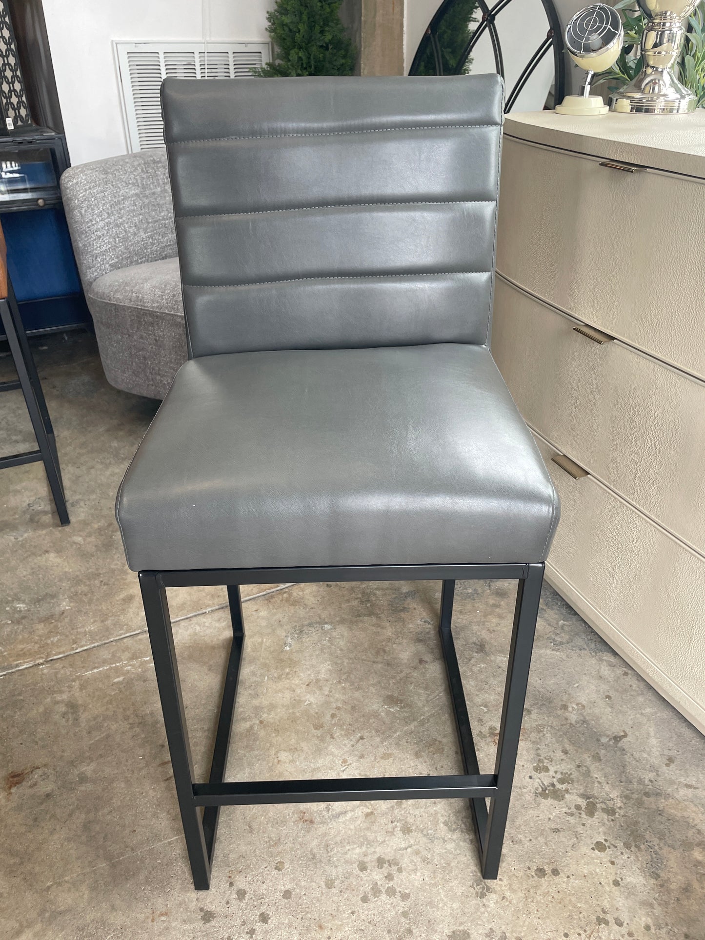 Grey vegan leather 26” counterheight barstool 🍷