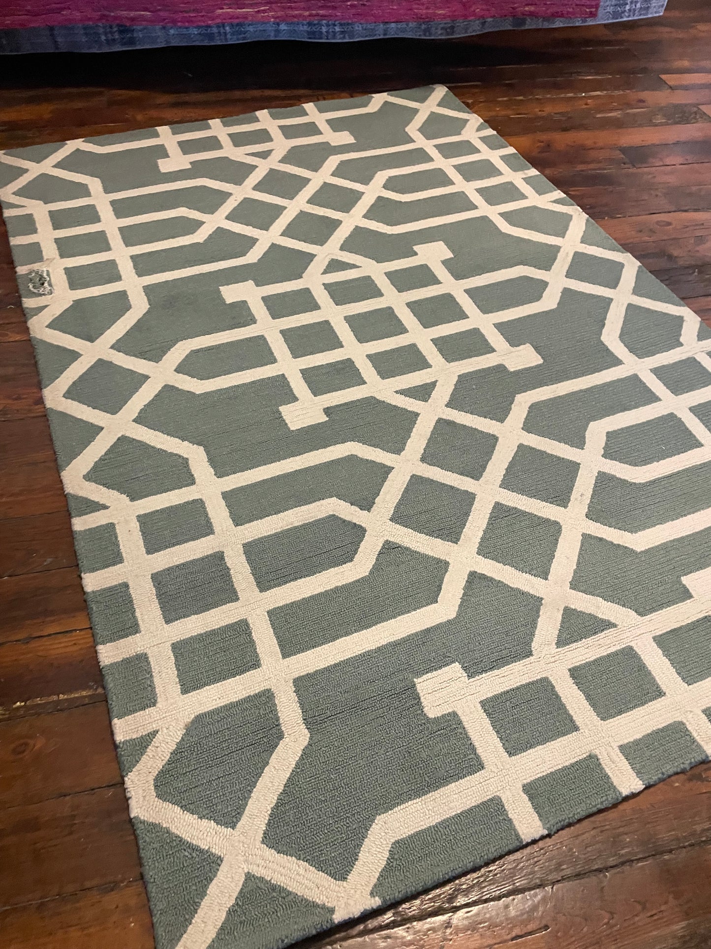 5x8 green & white abstract rug (small hole) 🤍