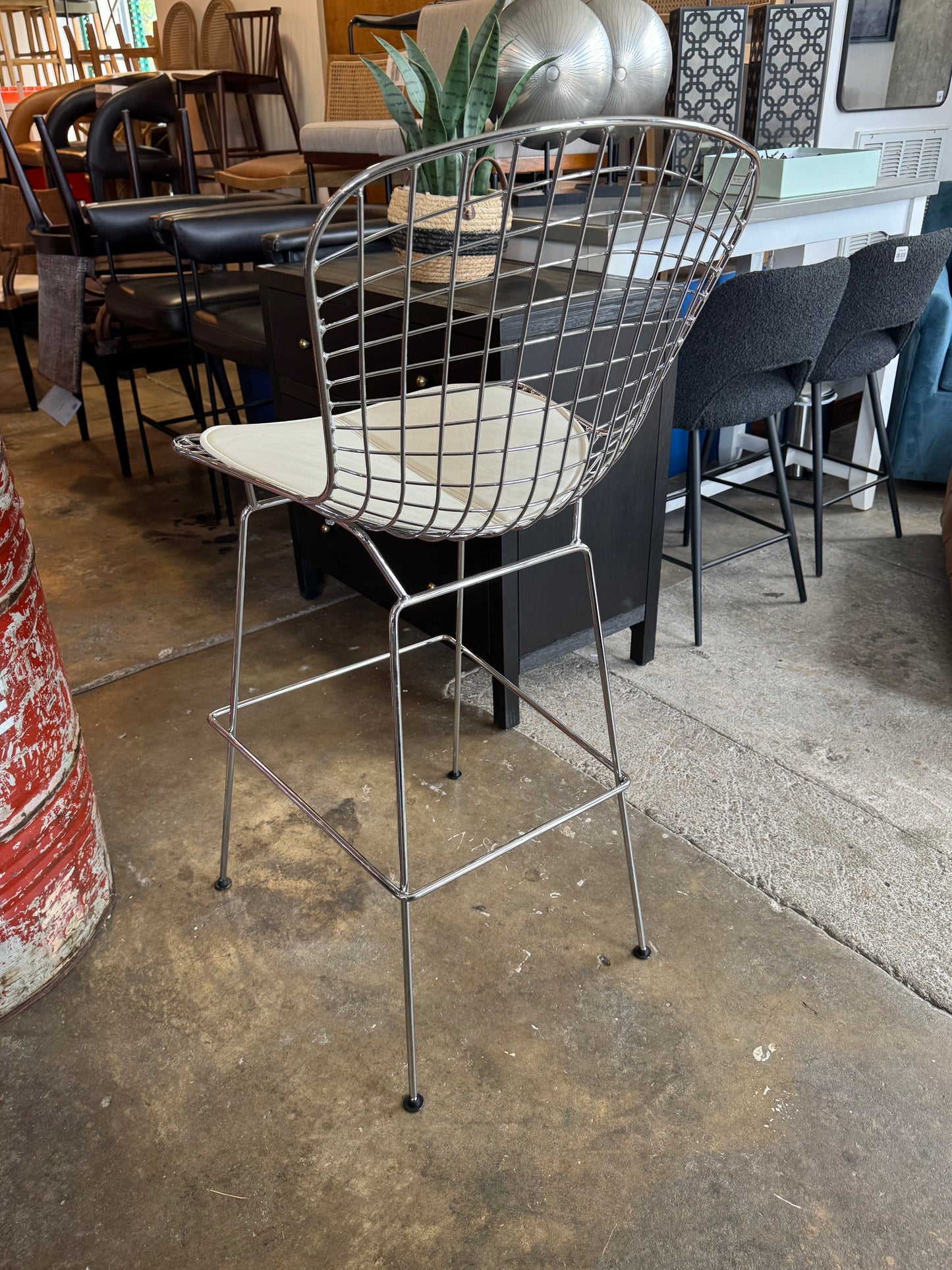 2 chrome metal barheight barstools with white faux leather cushion 🖇️