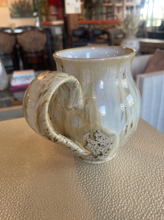 White & brown speckled ceramic mug 🤍