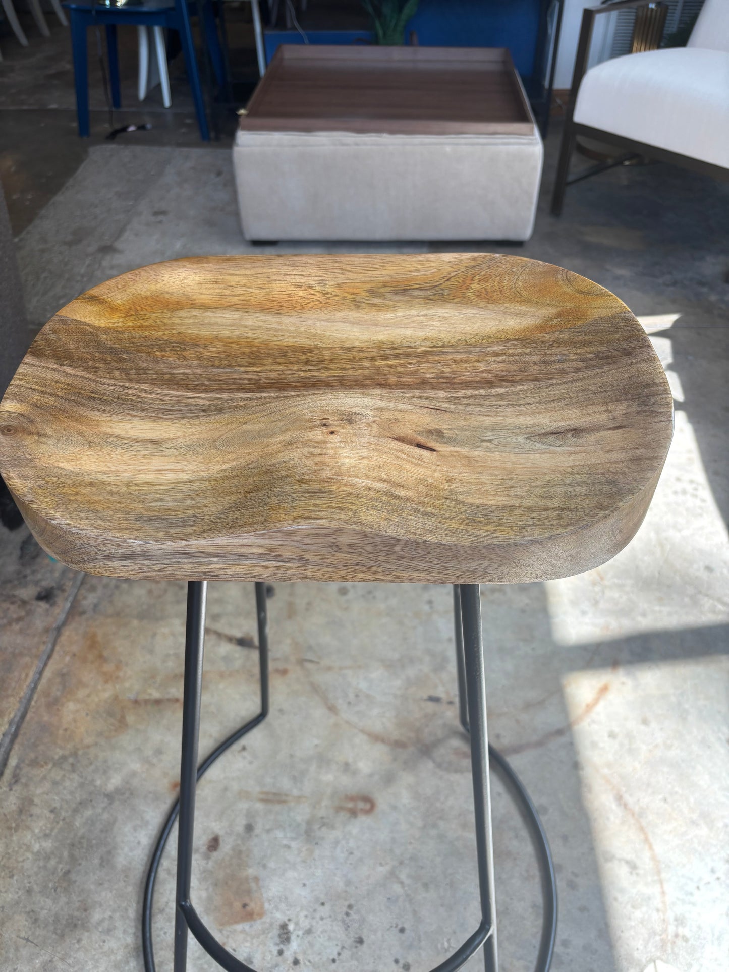 Natural wood barheight barstool w/ iron black legs 🌻