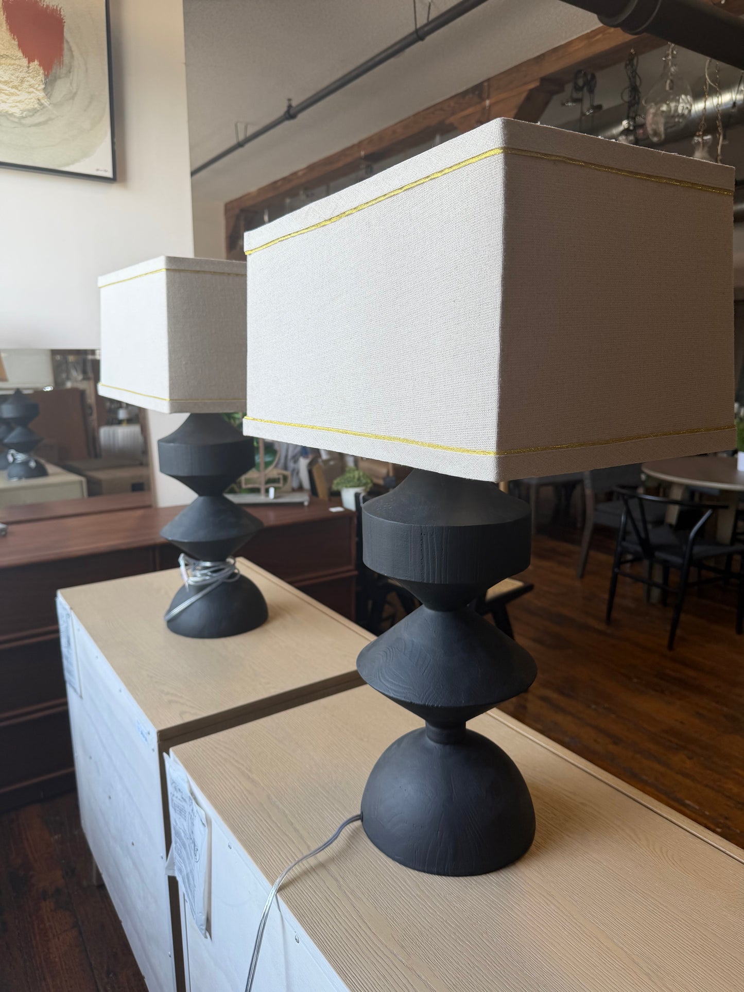Black resin geometric table lamp 🖤