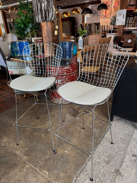 2 chrome metal barheight barstools with white faux leather cushion 🖇️