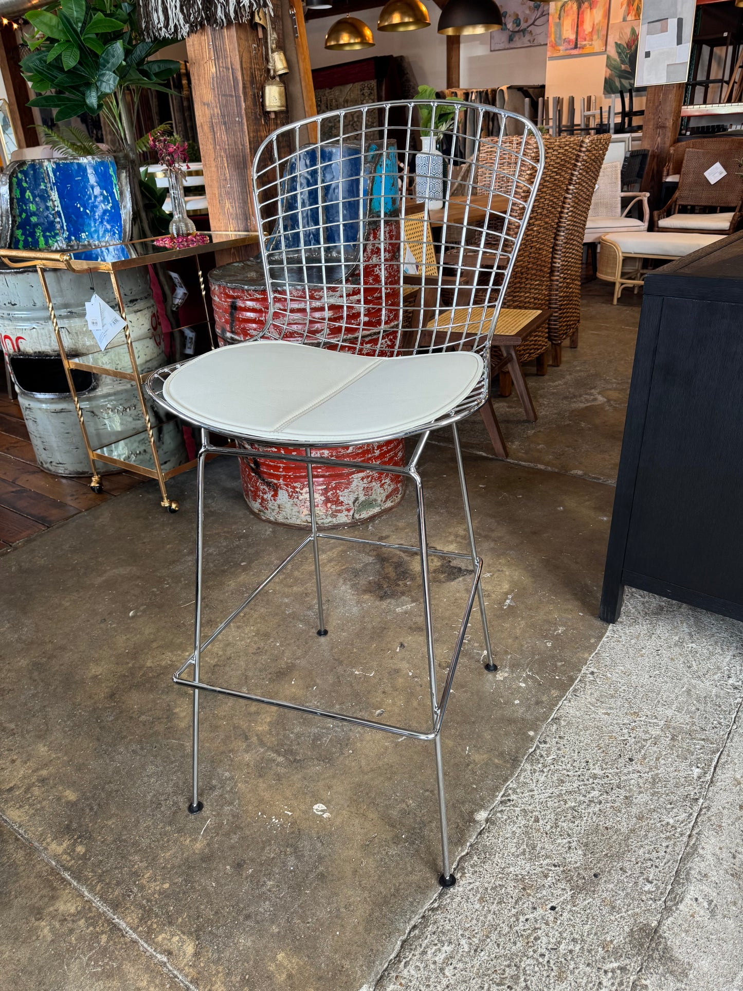 2 chrome metal barheight barstools with white faux leather cushion 🖇️