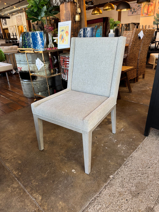 Light gray Bernhardt chair ◻️