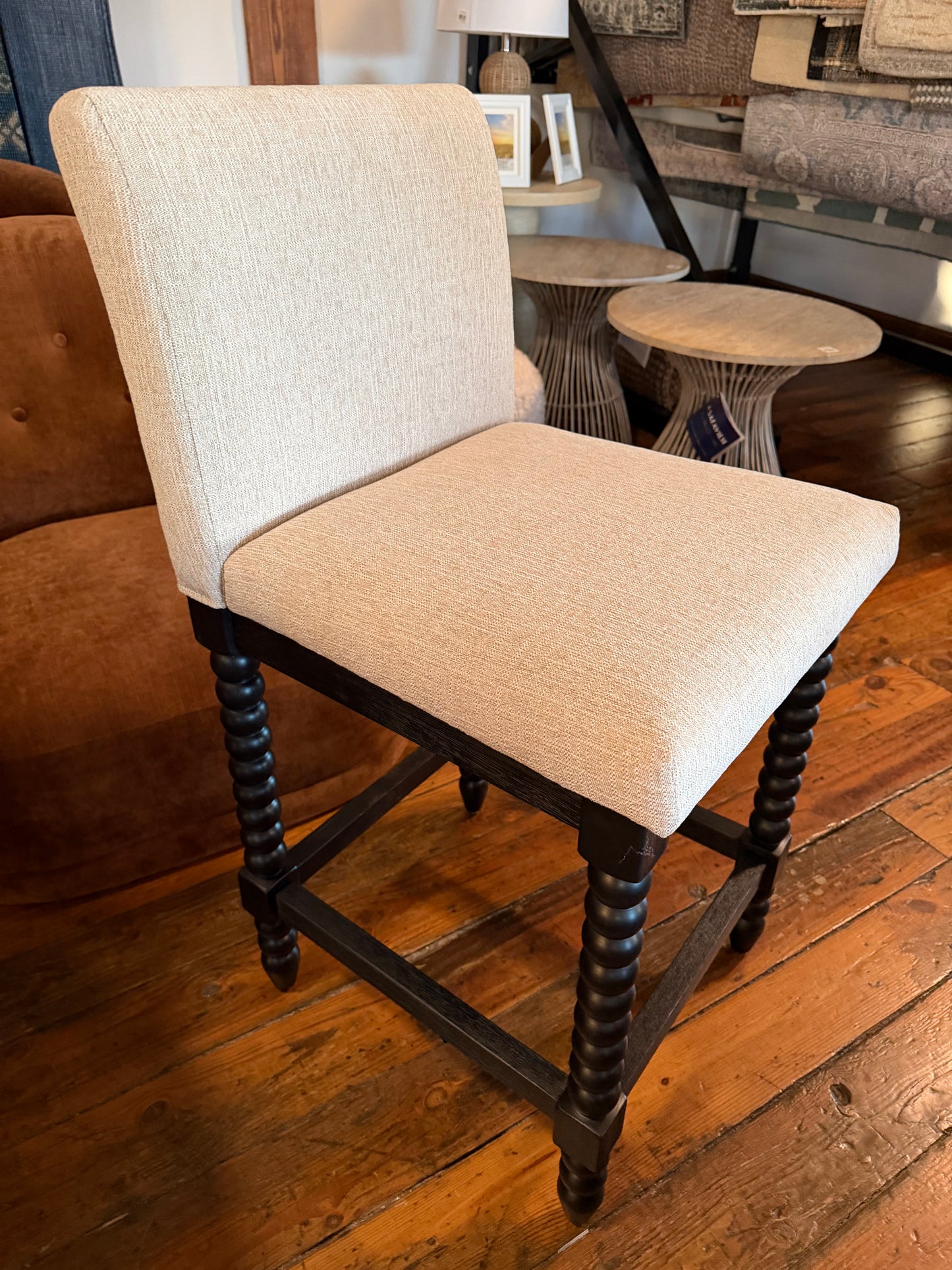 Upholstered linen barstool w/ black turned leg 🥂🖤