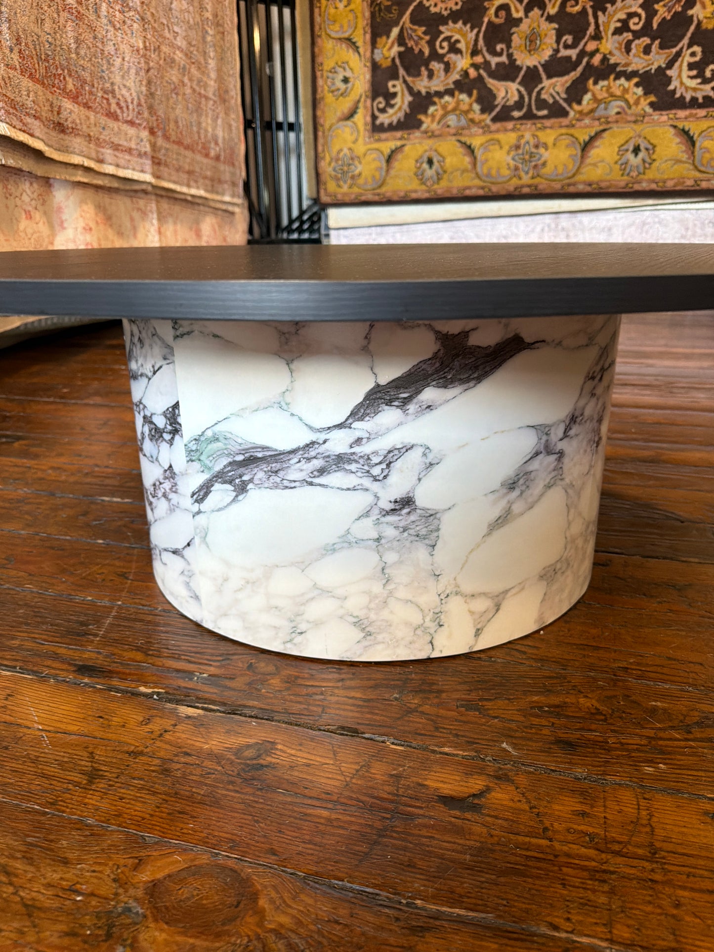 Black modern 40” round pedestal coffee table w/ faux marble base♟️