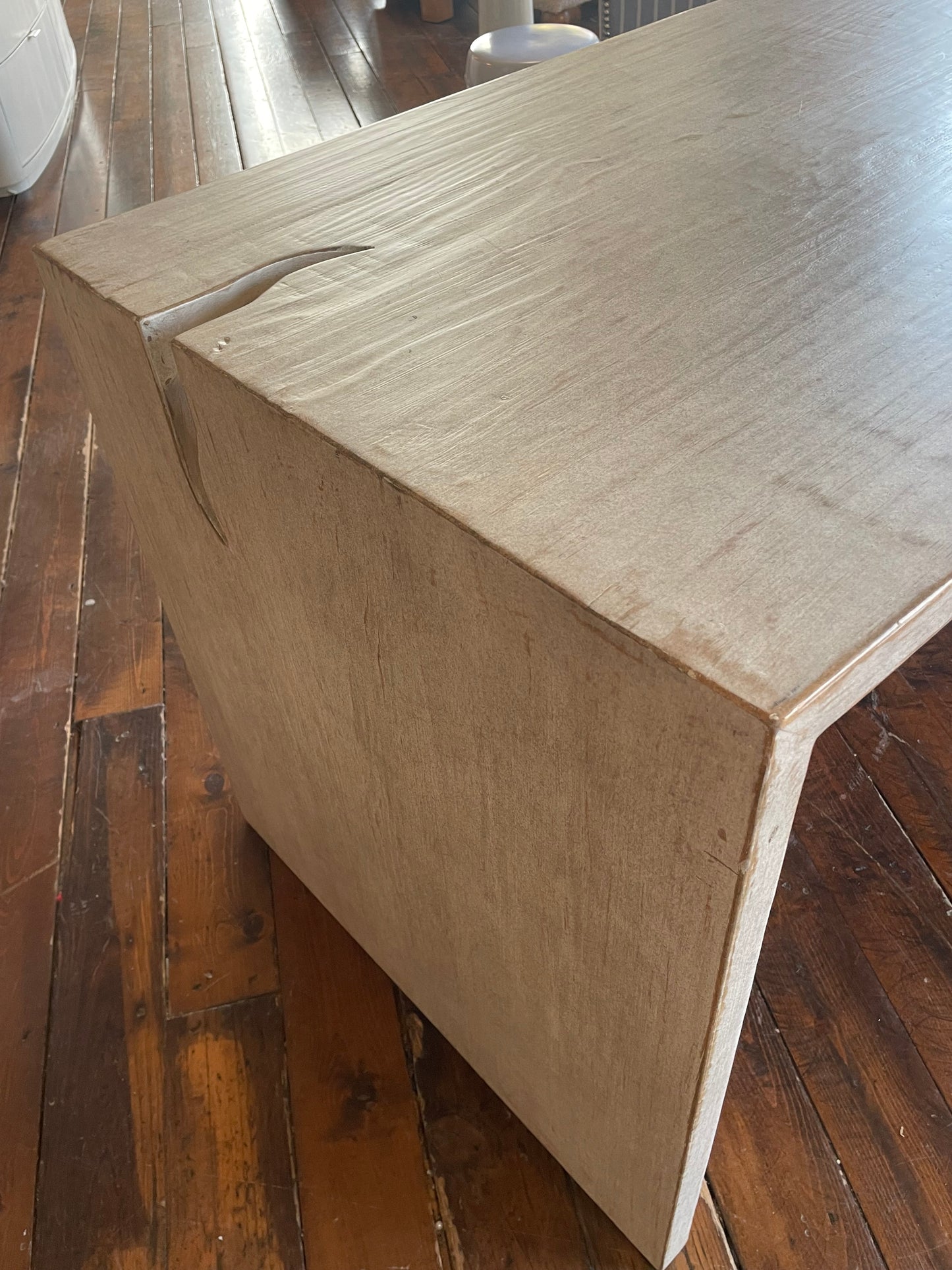 Reclaimed pine wood desk in a light warm wash finish 📖
