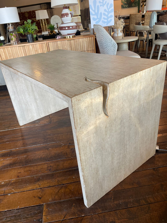 Reclaimed pine wood desk in a light warm wash finish 📖