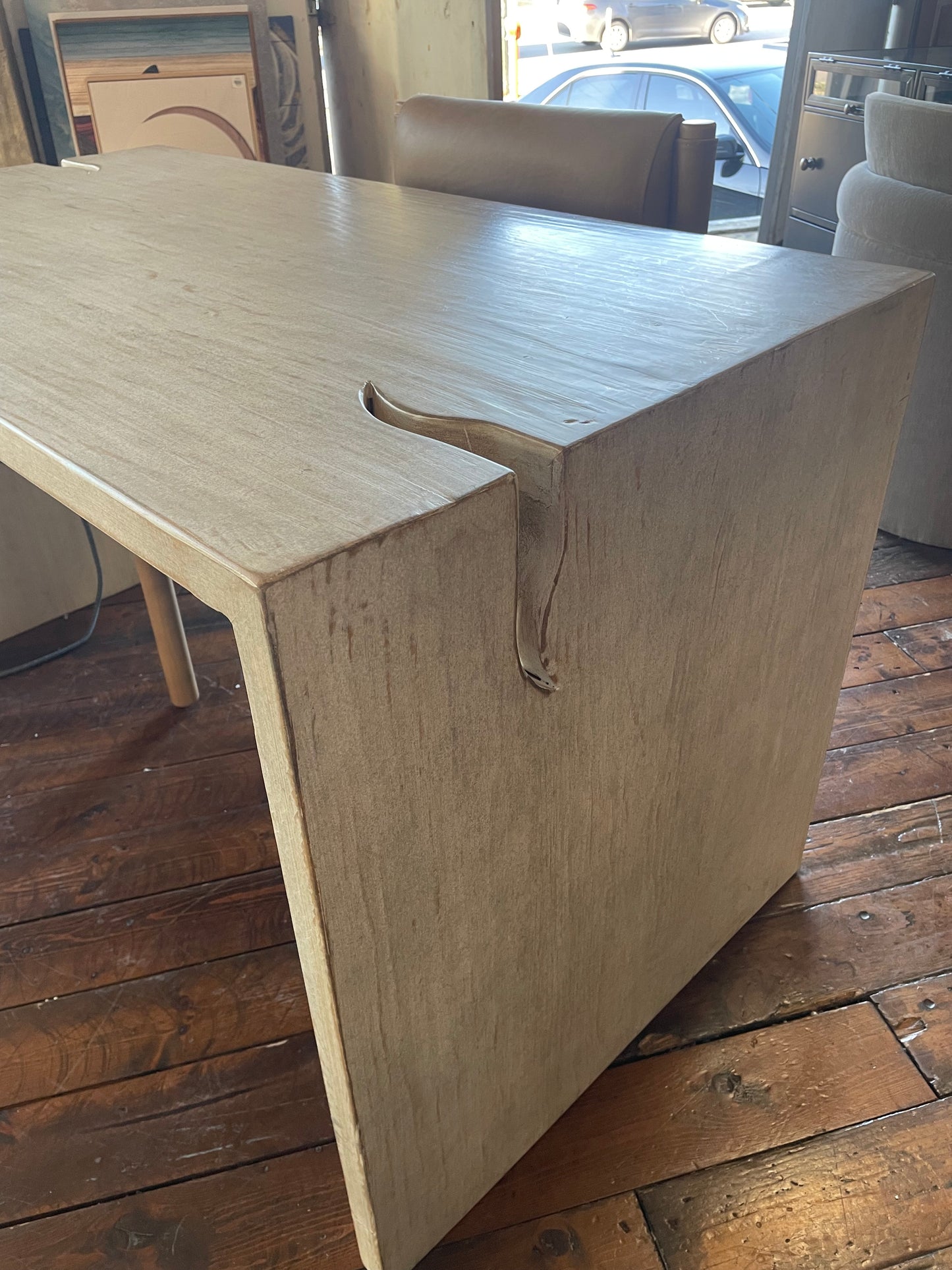 Reclaimed pine wood desk in a light warm wash finish 📖
