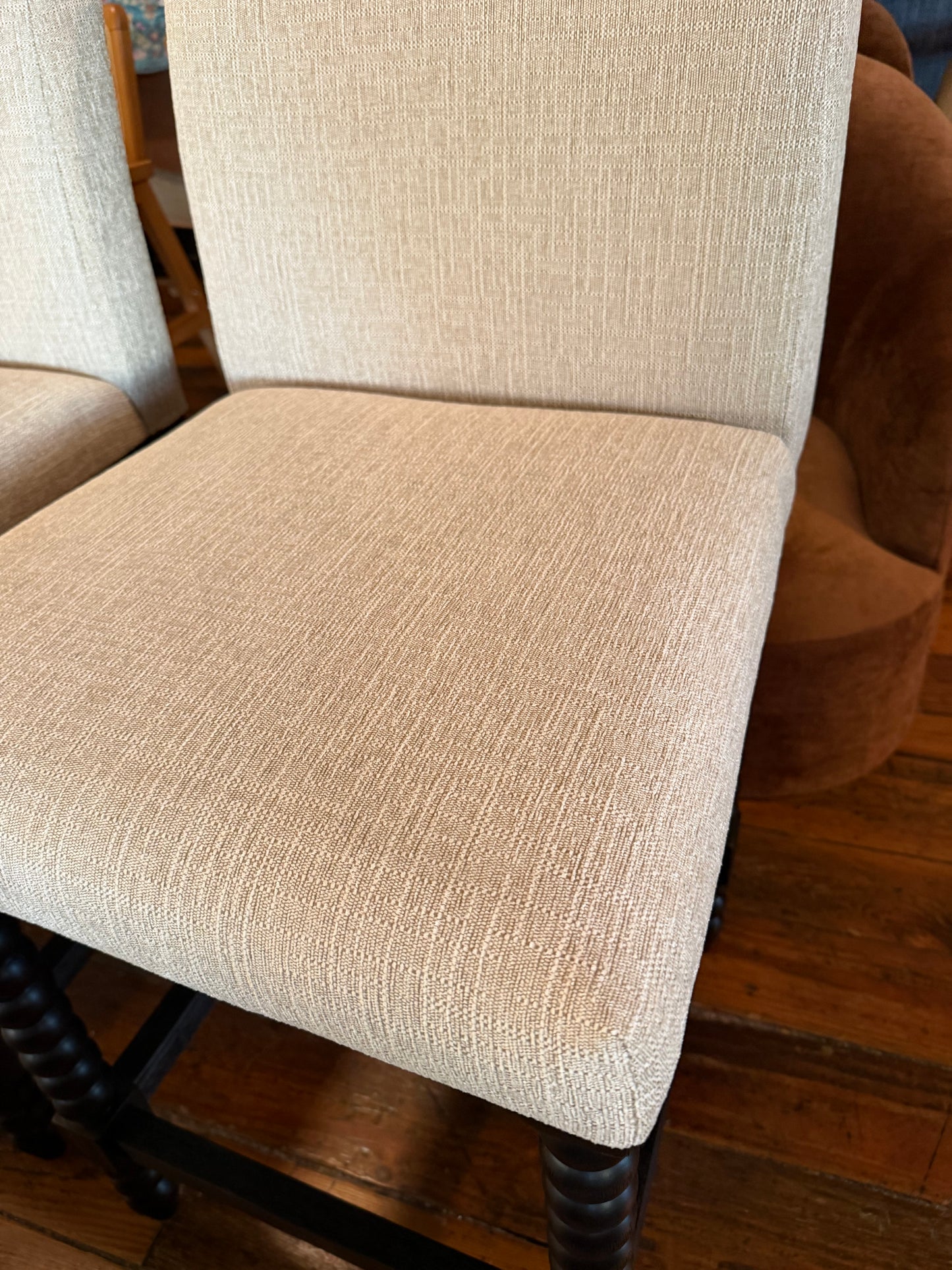 Upholstered linen barstool w/ black turned leg 🥂🖤