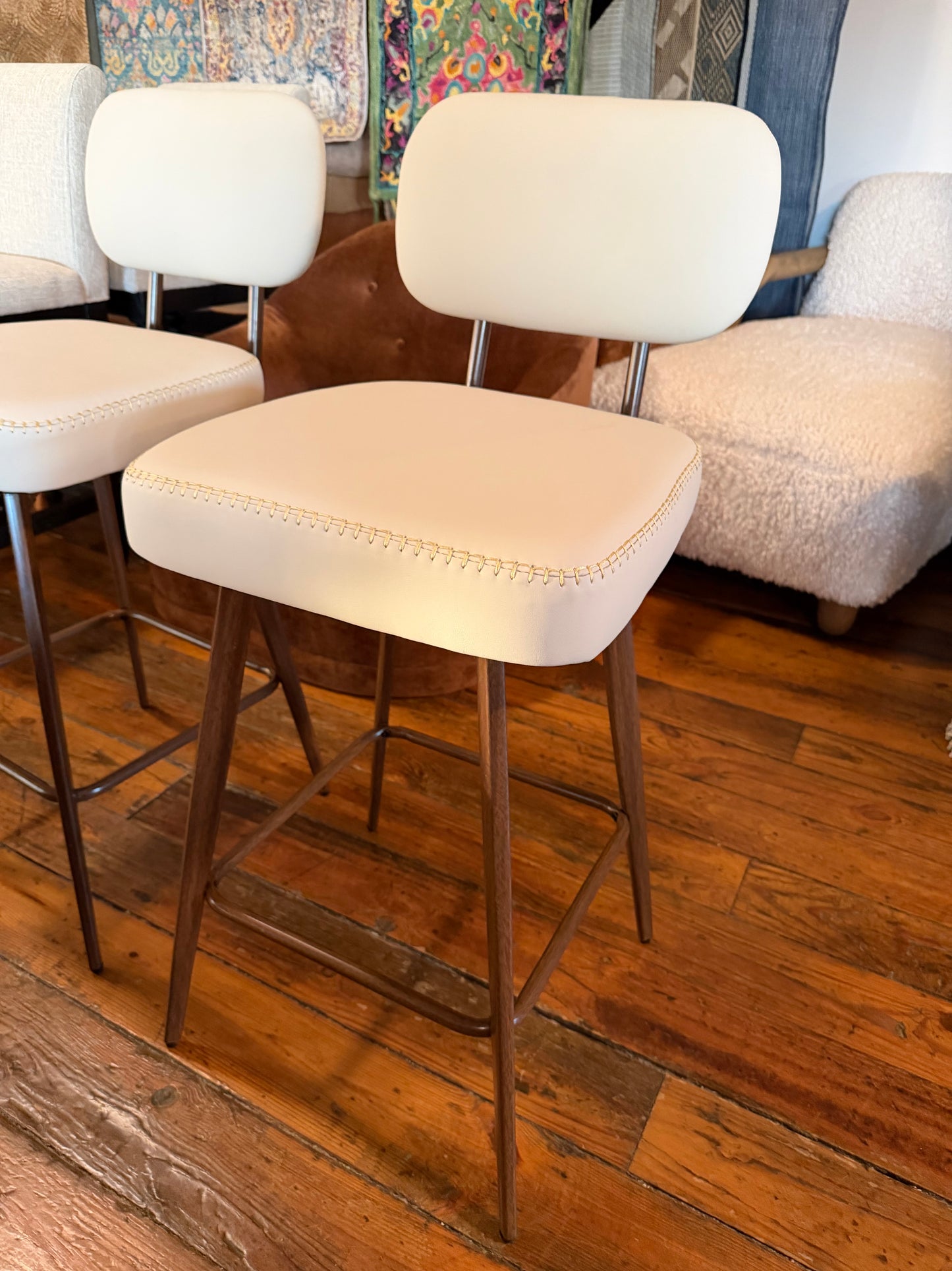 Modern swivel faux leather beige counterheight barstool w/ metal frame 🥂