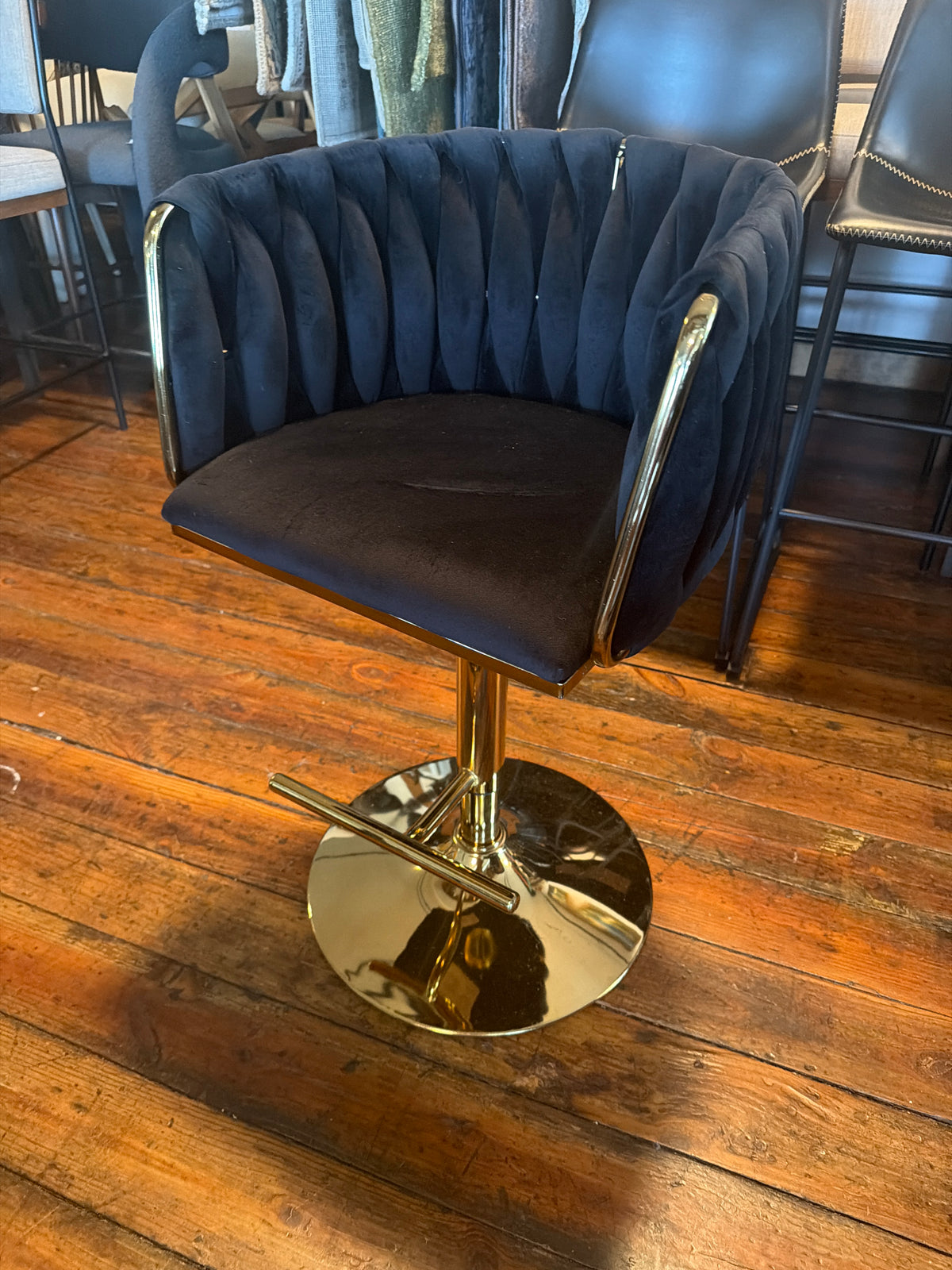 Black tufted velvet & golden metal adjustable barstool 🥂