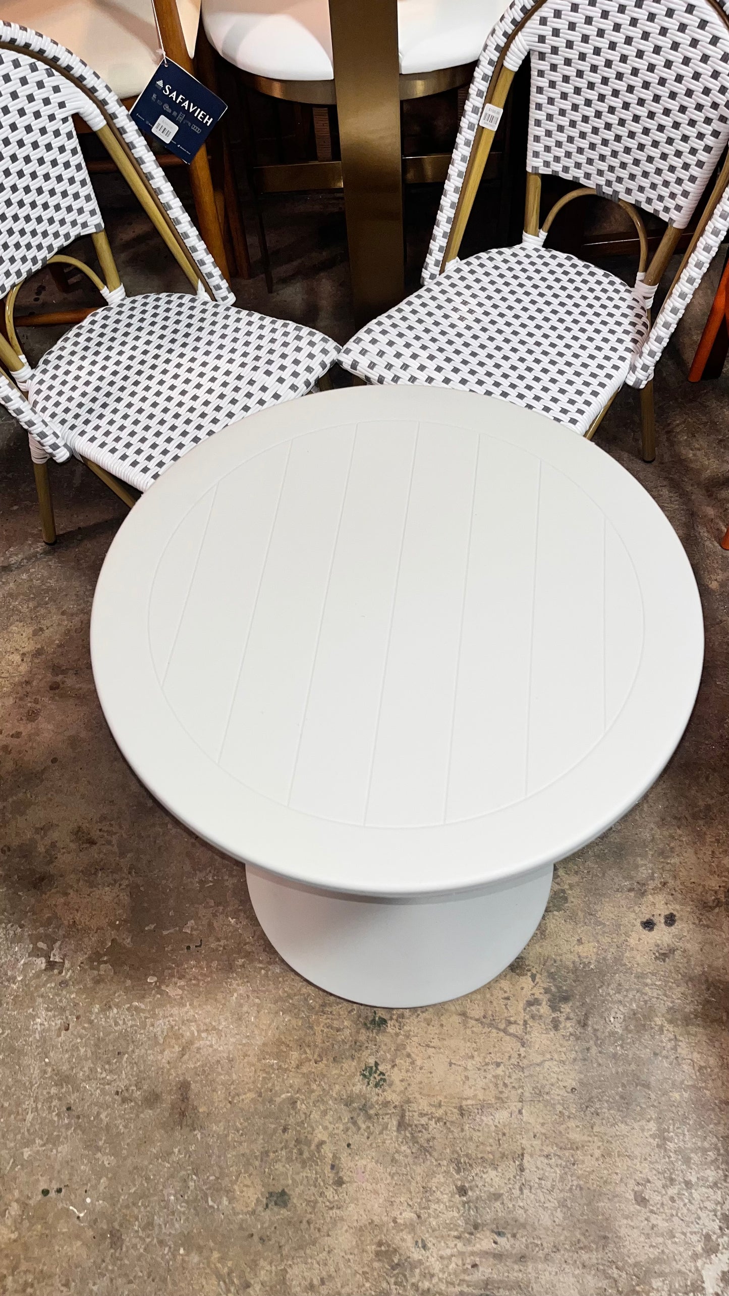 Small round plastic outdoor bistro table 🌳