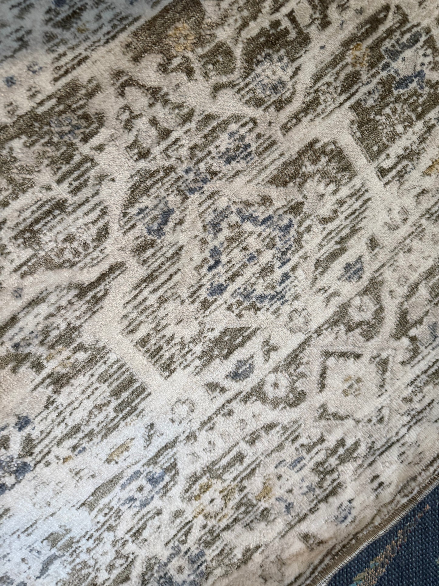 8ft round olive & cream soft Loloi rug 🫒