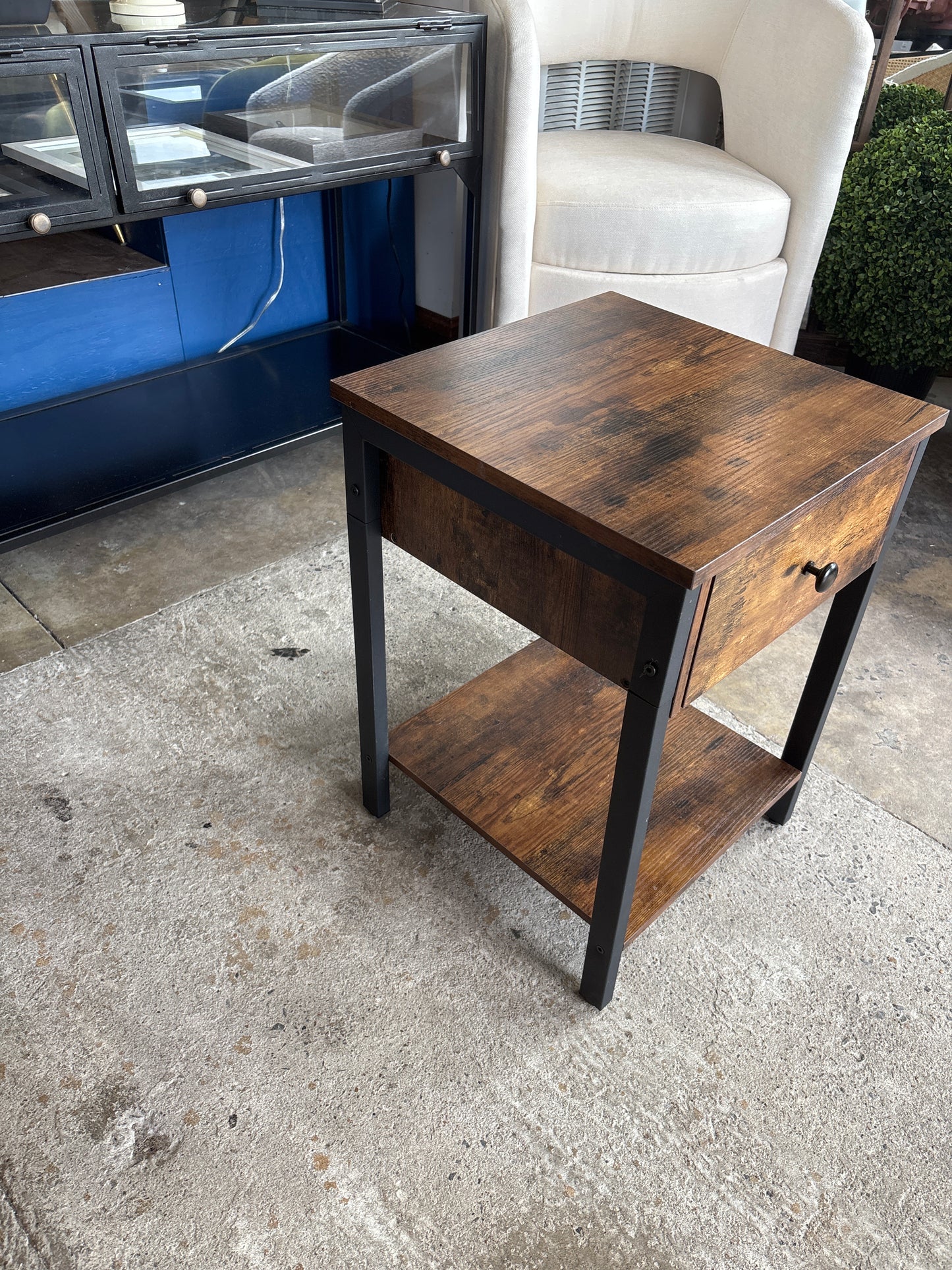 Dark wood end table with drawer ☕️