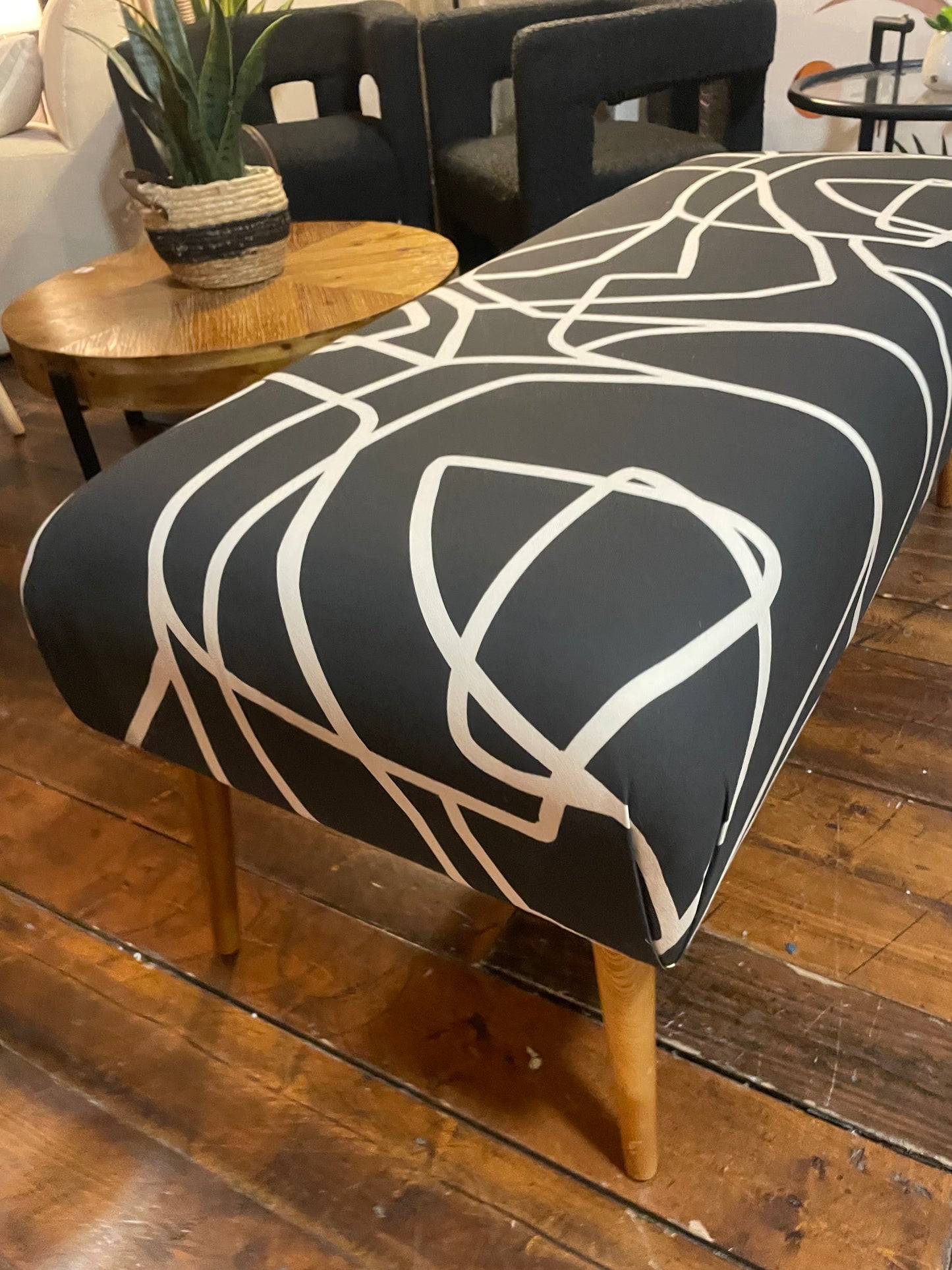 MCM cotton hand-upholstered bench 🌼