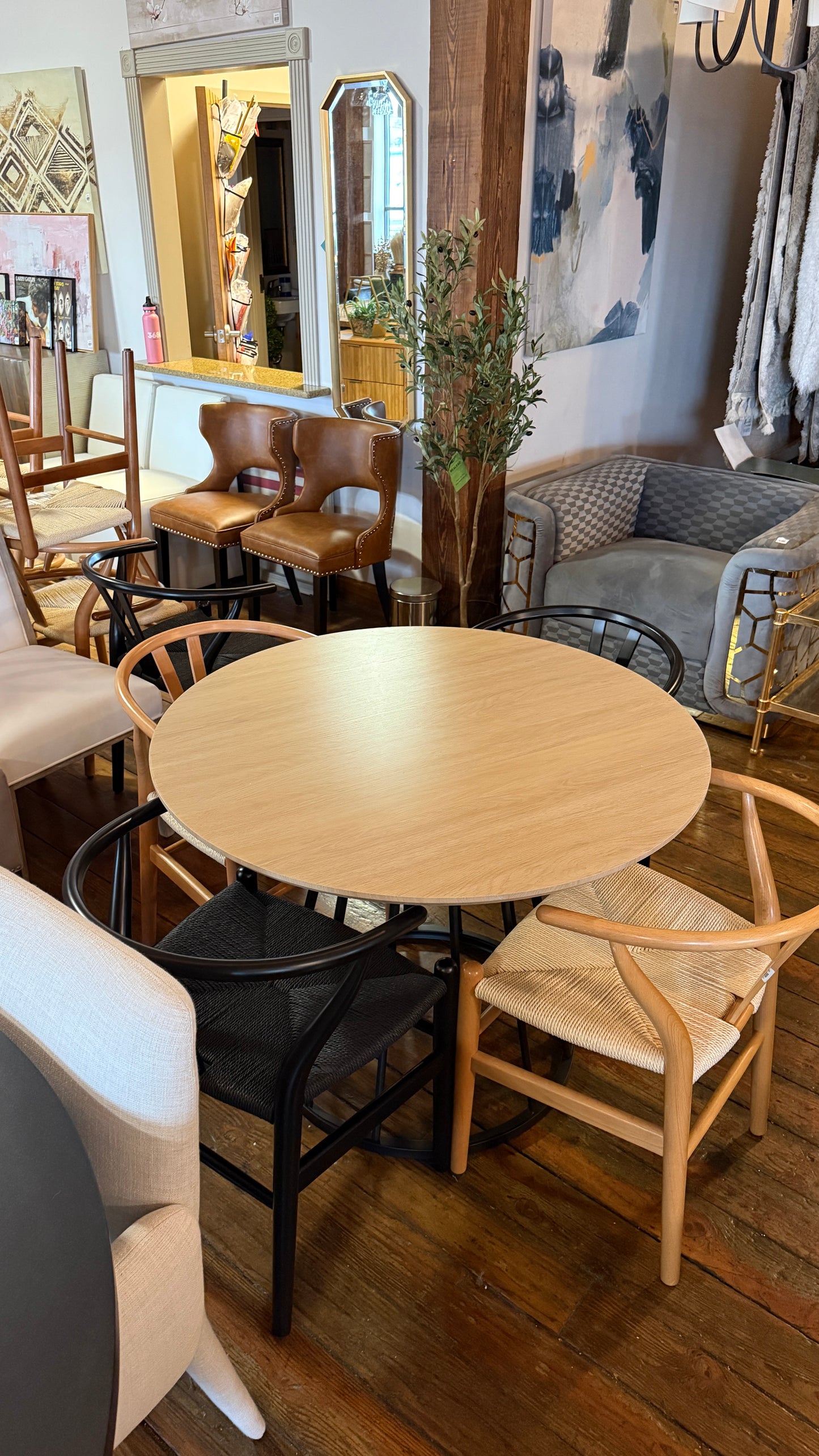 Round light wood dining table w/ black metal base 🍽️