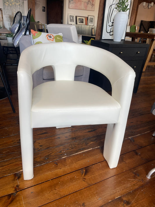 Upholstered white vegan leather barrel chair ☕
