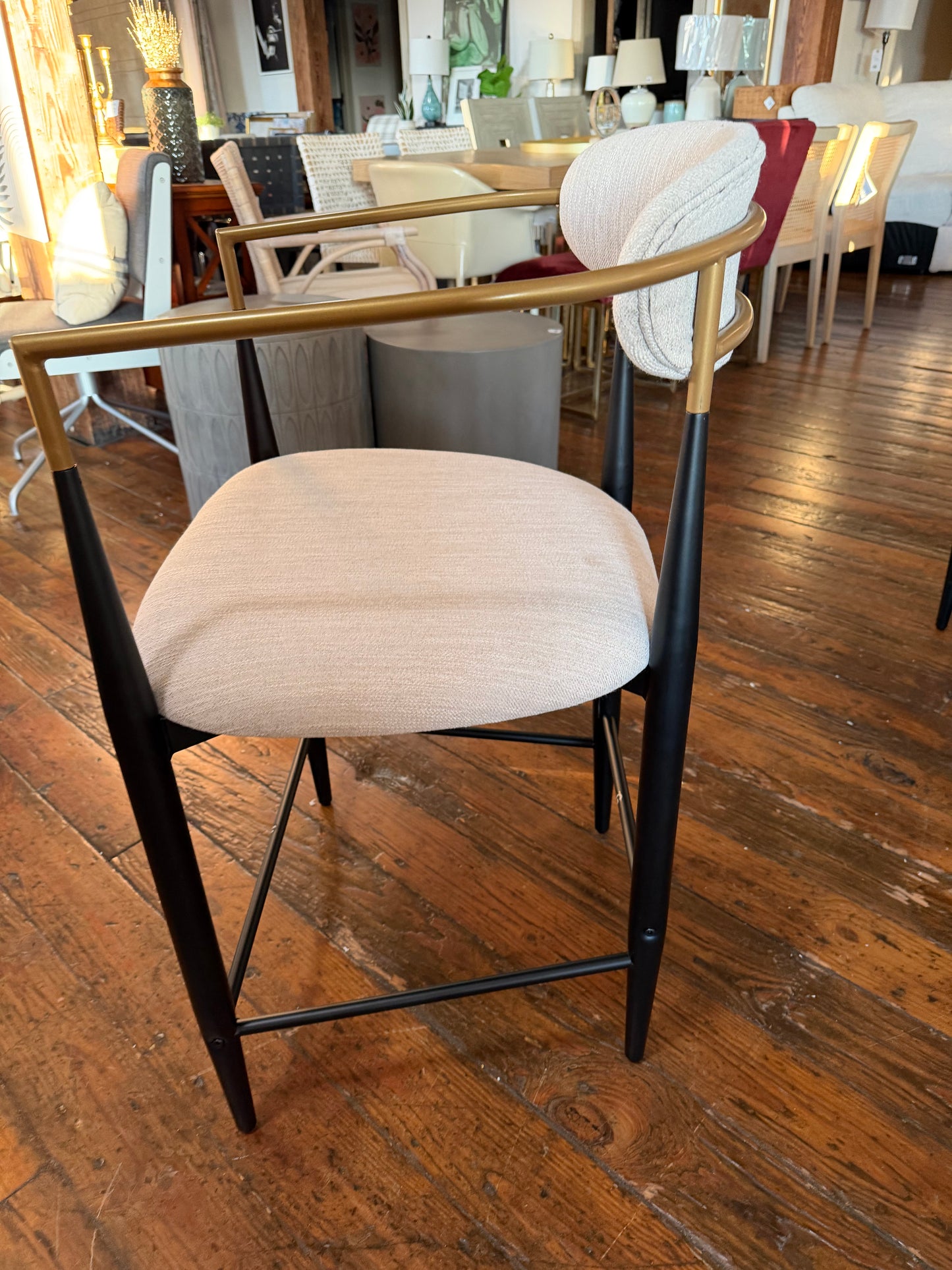 Upholstered counterheight barstool w/ black & gold frame 🥂