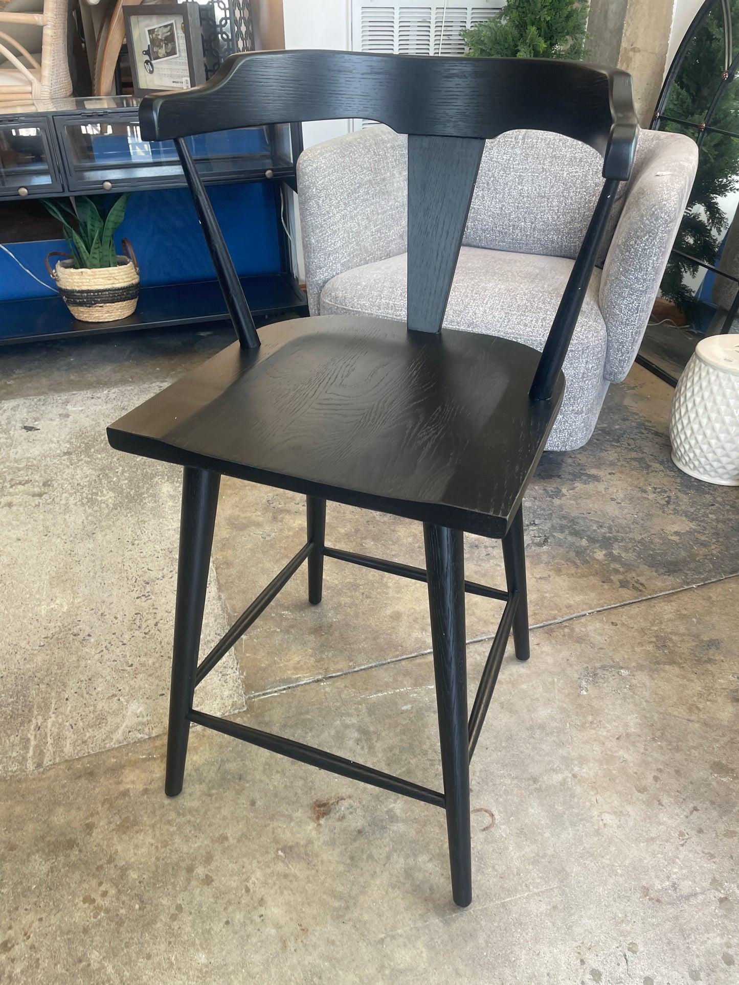 Black modern Poly & Bark wood wishbone counterheight barstool 🖤