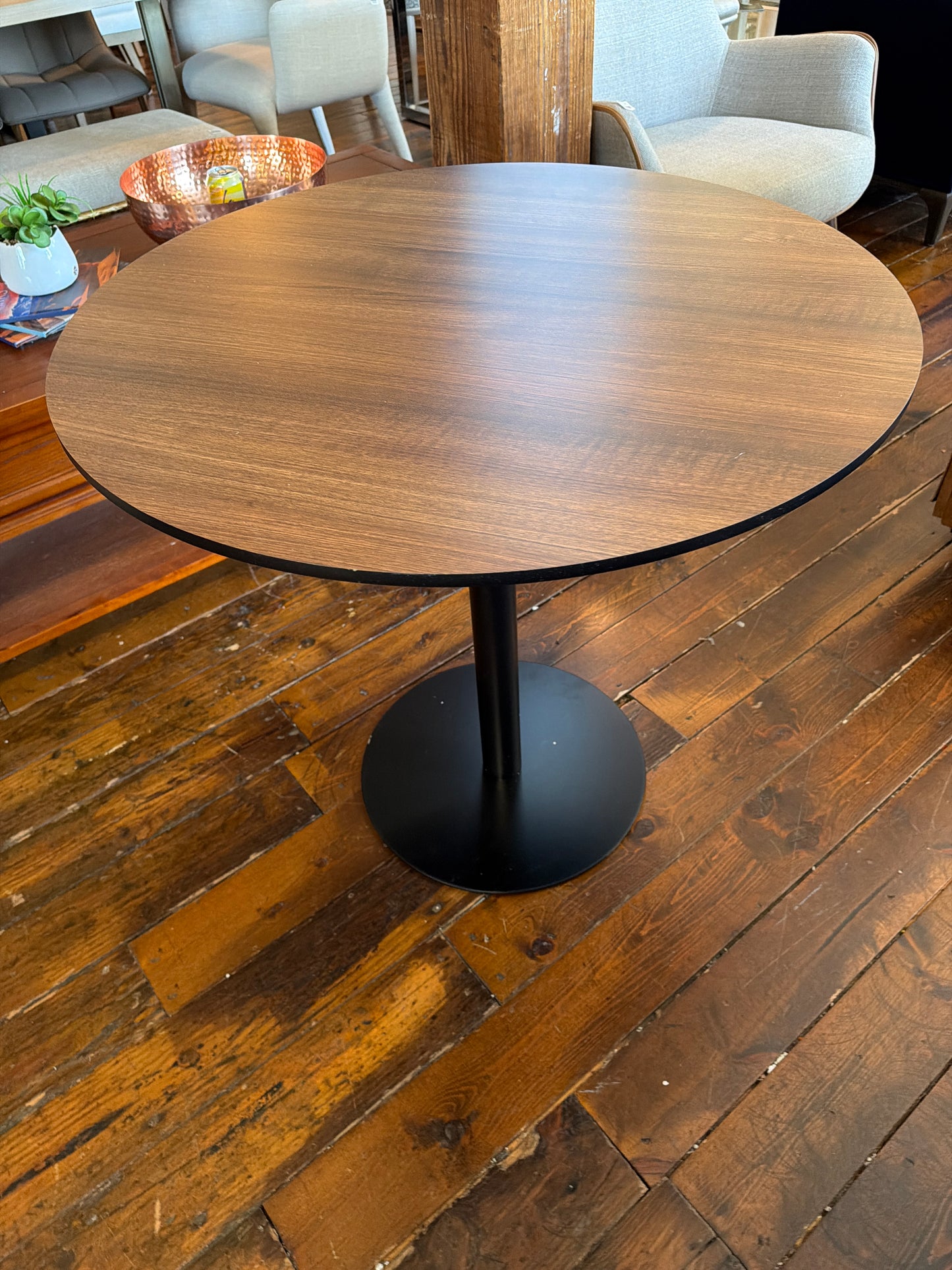30” dining table w/ brown top & black base 🛎️